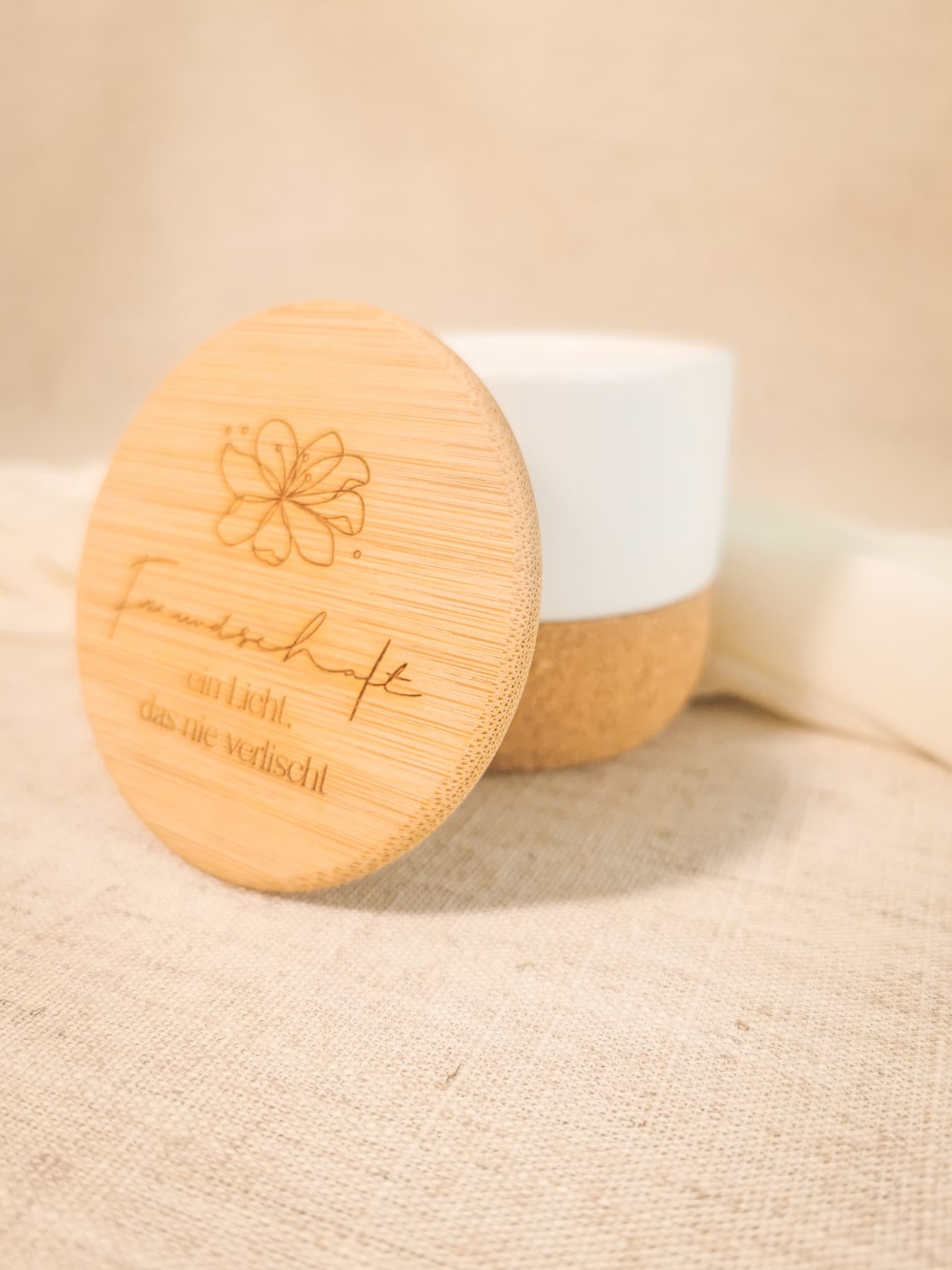 Stilvoll platzierte Duftkerze im Wohnzimmer – harmonisches Deko-Element mit Leinen-Duft