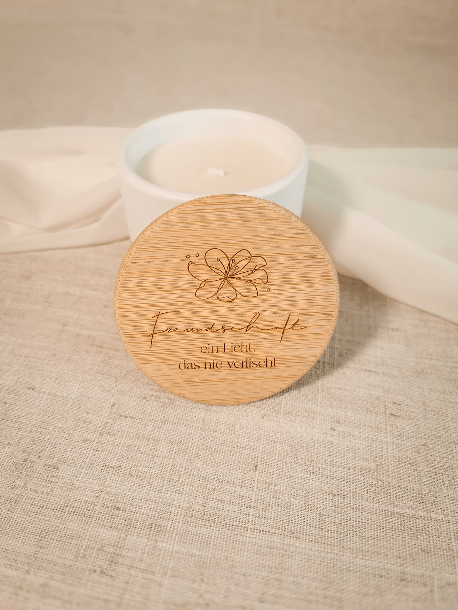 Duftkerze aus Keramik mit Korkbasis – Frontalansicht, 7 cm hoch, Leinenaroma