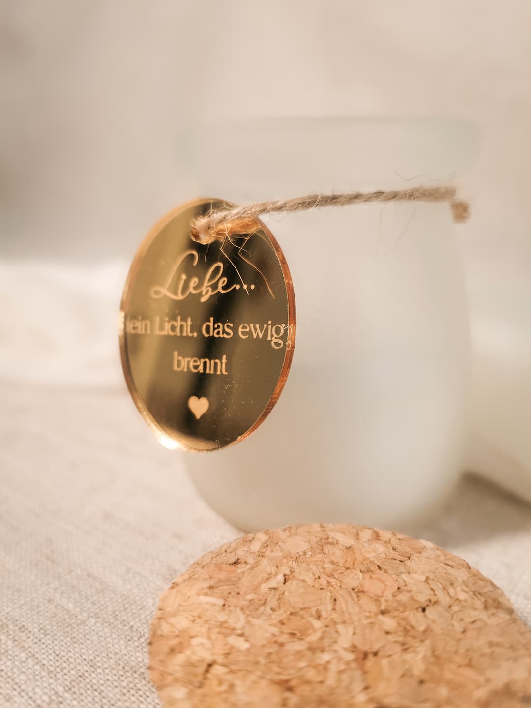 „Obere Ansicht der Kerze mit Korkdeckel daneben und sichtbarem Docht