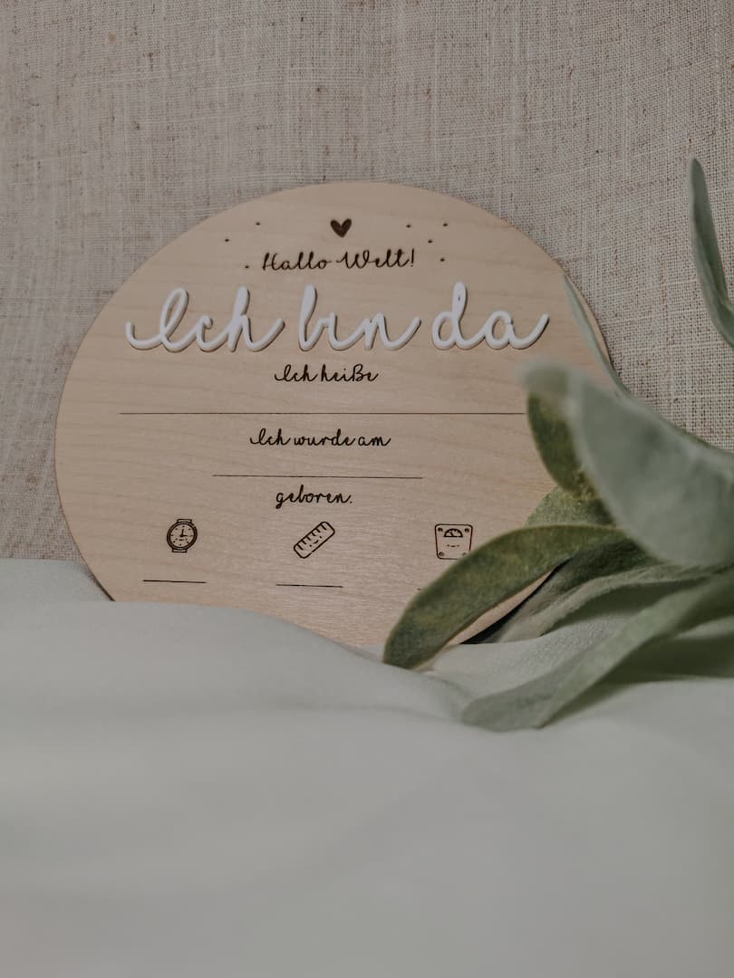 Baby Meilensteinkarte aus Holz mit Feldern für Name, Datum, Uhrzeit, Größe und Gewicht