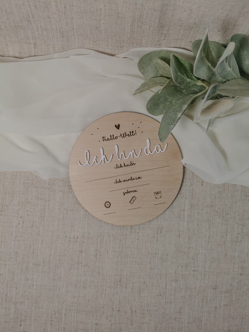 Meilensteinkarte zur Geburt aus Birkenholz und weißem Acryl