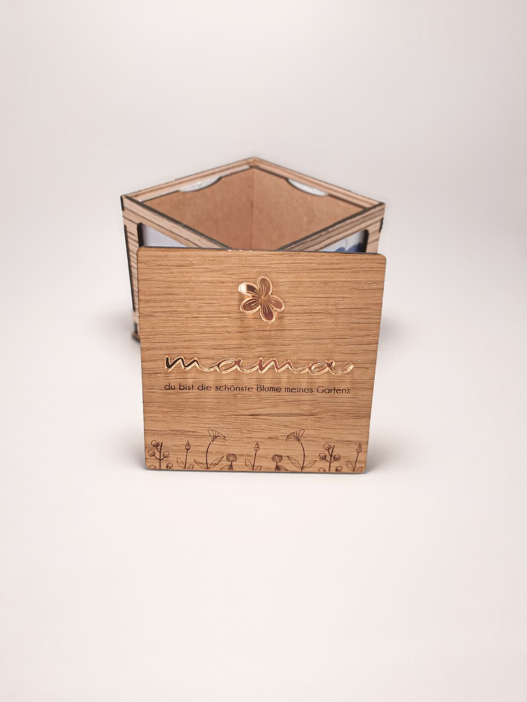 Detailaufnahme des aufklappbaren Holzrahmens für Mama, ideal für zwei Fotos und persönliche Gravuren.