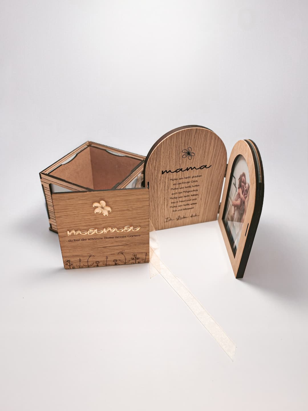 Komplettes Mama Geschenkset: Klappbarer Holzrahmen neben dekorativem Fotoerinnerungswürfel im Naturholzstil.