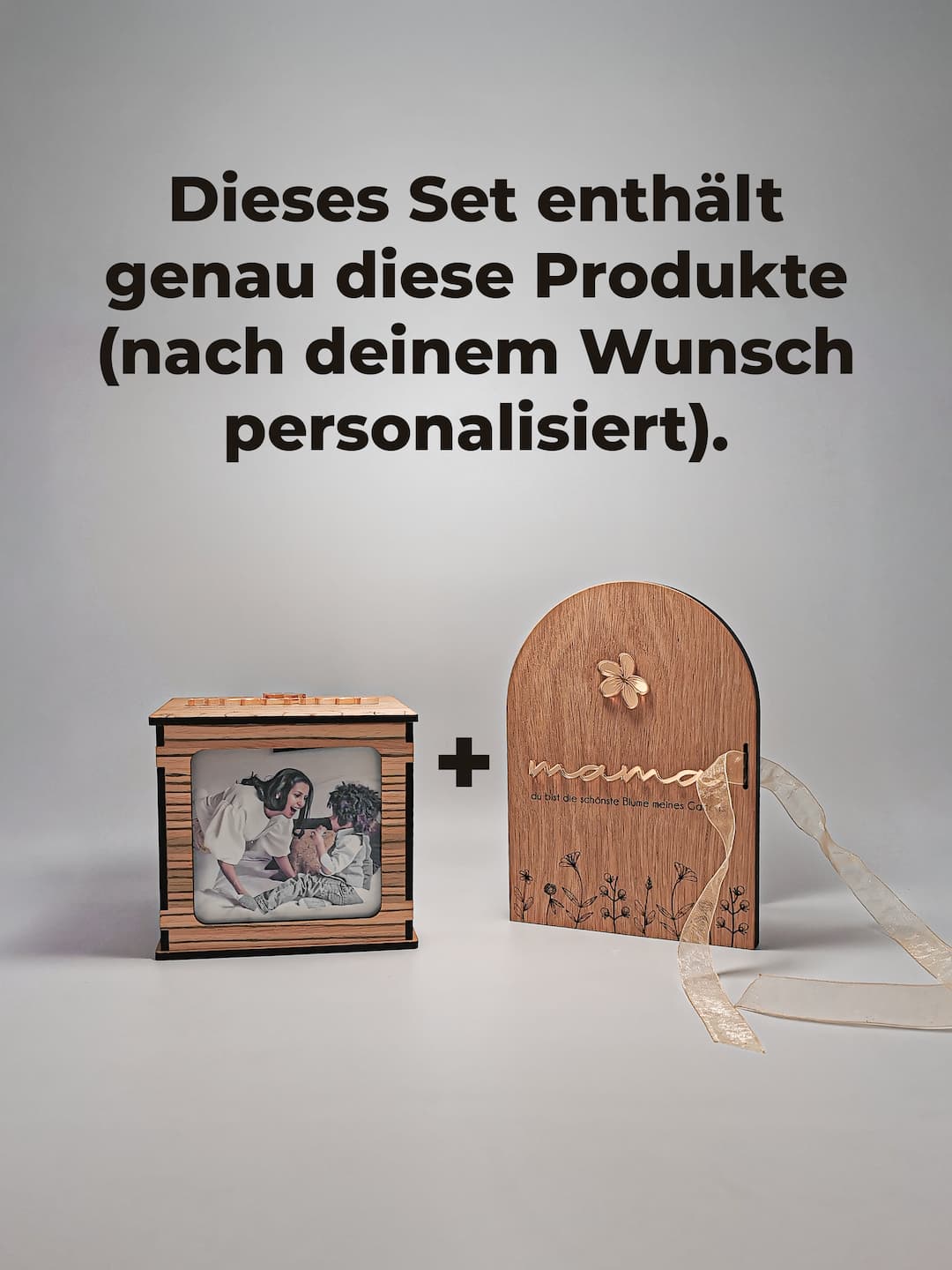 Nahaufnahme des gravierten Holzrahmens für Mama, geöffnet und mit sichtbaren Fotoeinschüben.