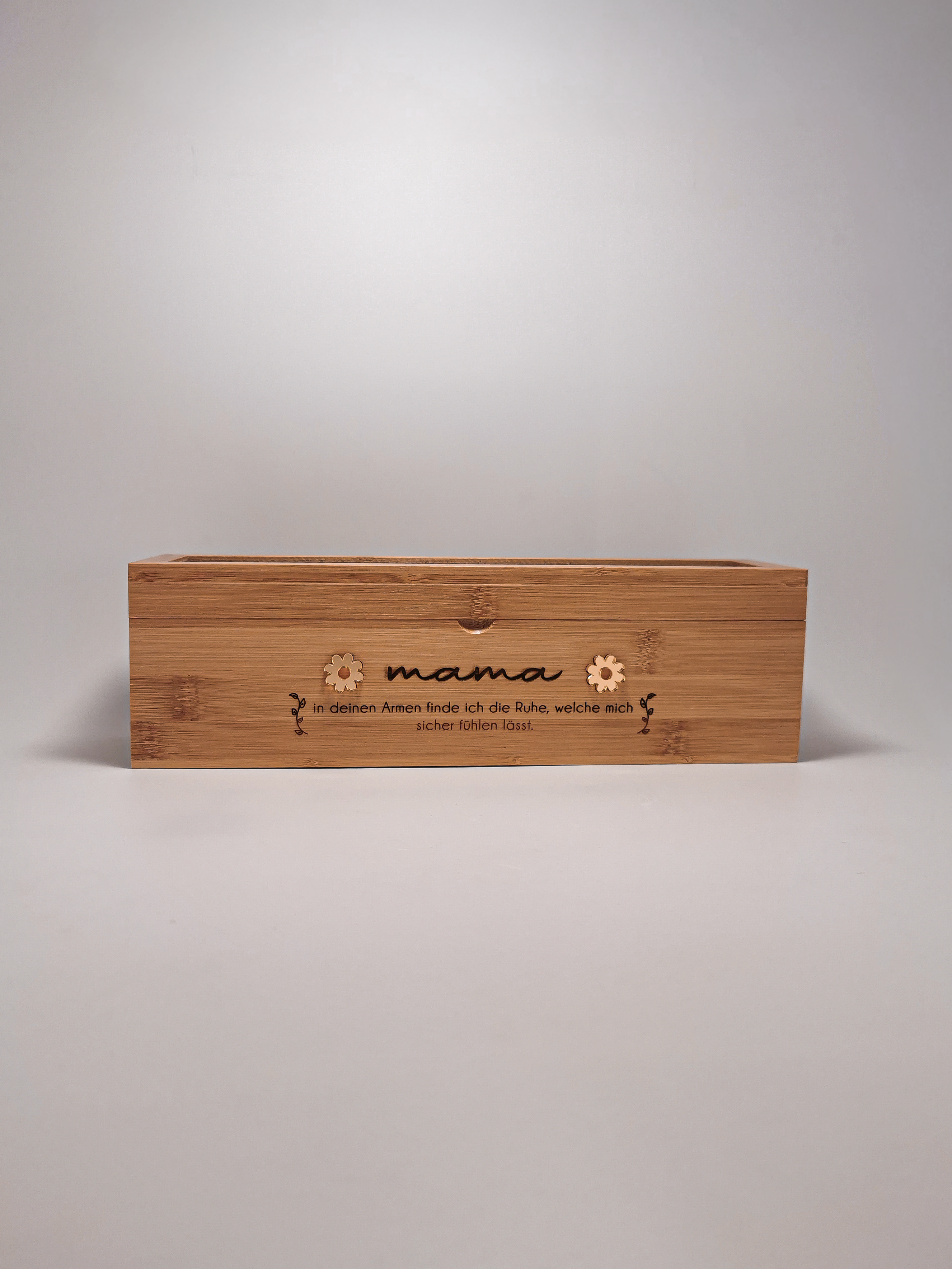 Elegantes Geschenk für Mama: Teebox mit Gravur, hochwertige Keramiktasse und dekorativer Mini-Bilderrahmen.