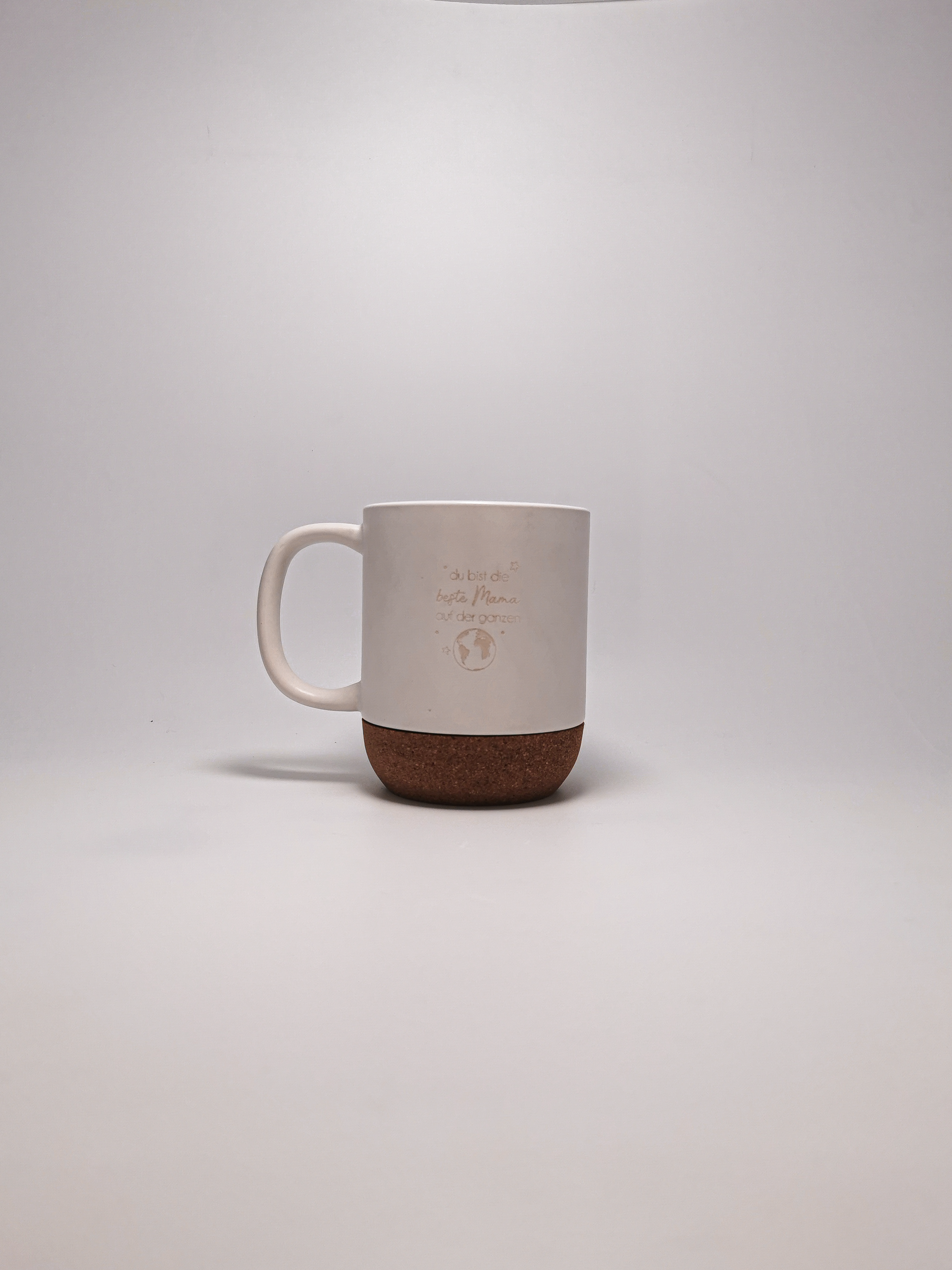 Komplettes Mama Geschenkset: Teebox aus Holz, Keramiktasse und Mini-Fotorahmen in harmonischem Naturstil.