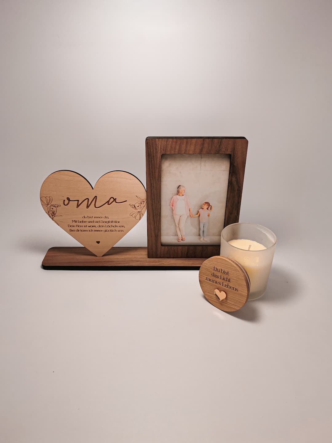 Personalisierbares Geschenk-Set für Oma bestehend aus einem Holzrahmen und einer individuell gestalteten Duftkerze.