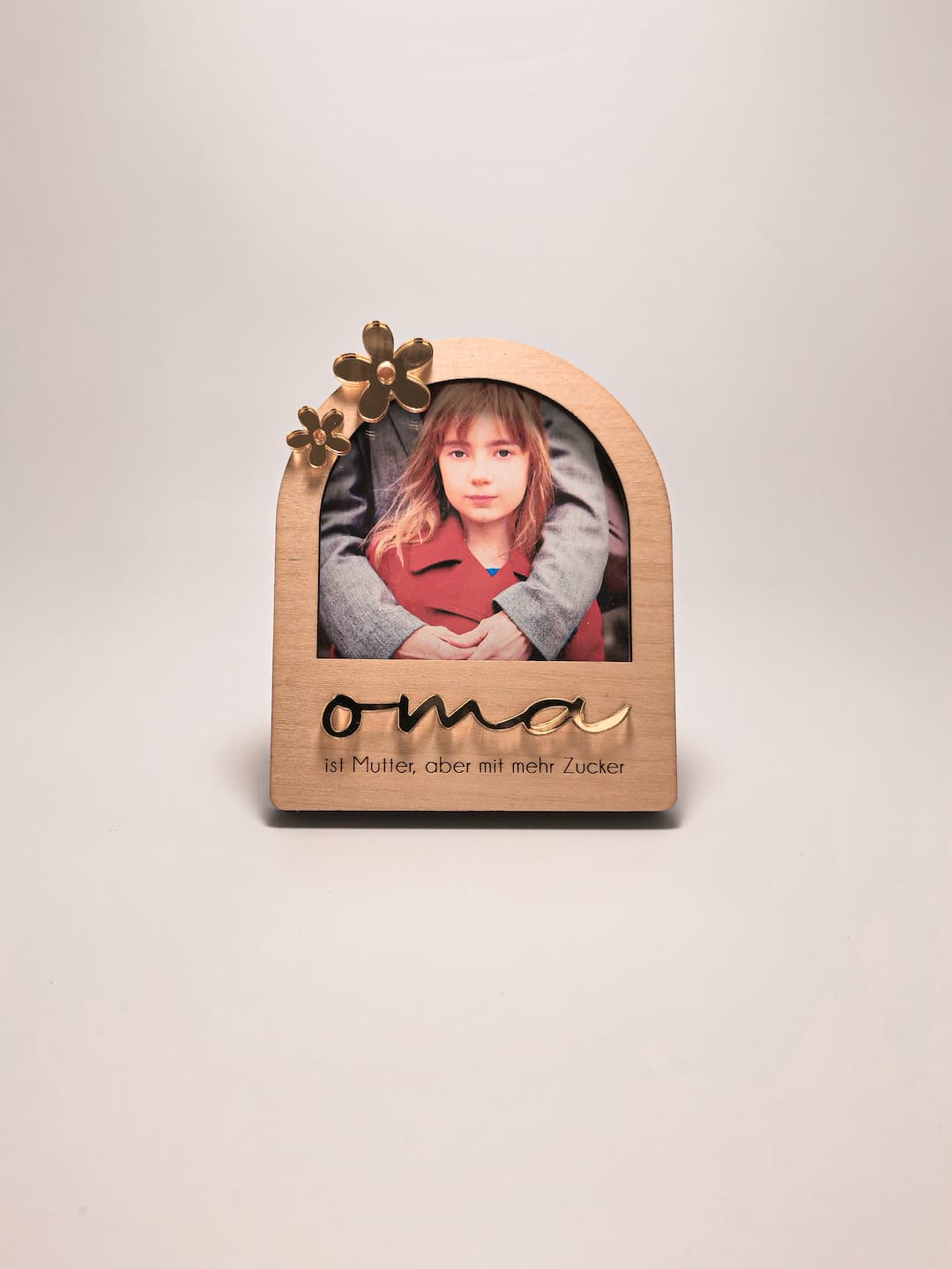 Edles Fotorahmen-Set aus Holz für Großmutter – großer Rahmen mit goldenem Blume-Detail und kleiner zusätzlicher Mini-Rahmen.