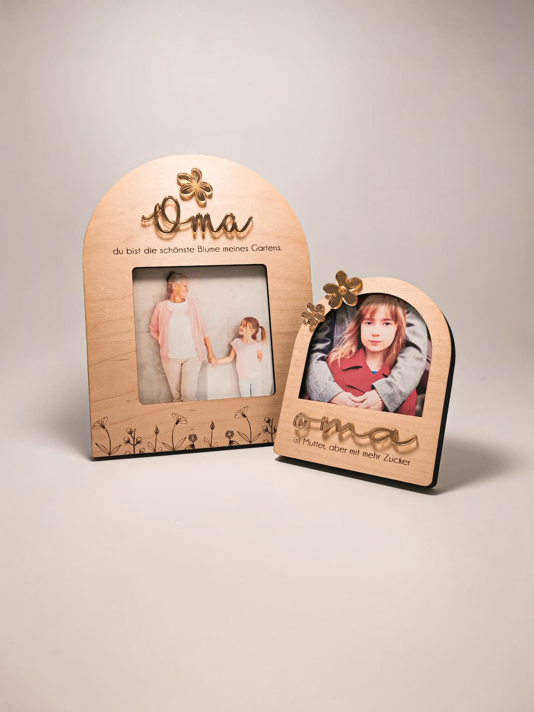 Handgefertigtes Oma Geschenkset aus Holz, bestehend aus Bilderrahmen mit goldenen Akzenten und kleinem Mini-Bilderrahmen.