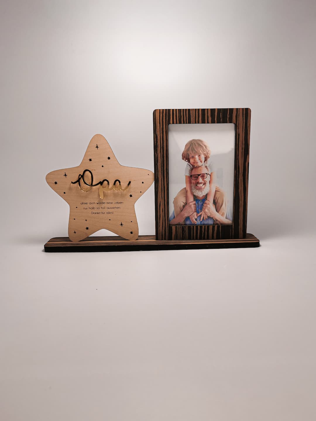 Holz-Bilderrahmen mit Sternmotiv und individueller Gravur, kombiniert mit einem kleinen Mini-Rahmen – liebevolles Geschenk für Opa.