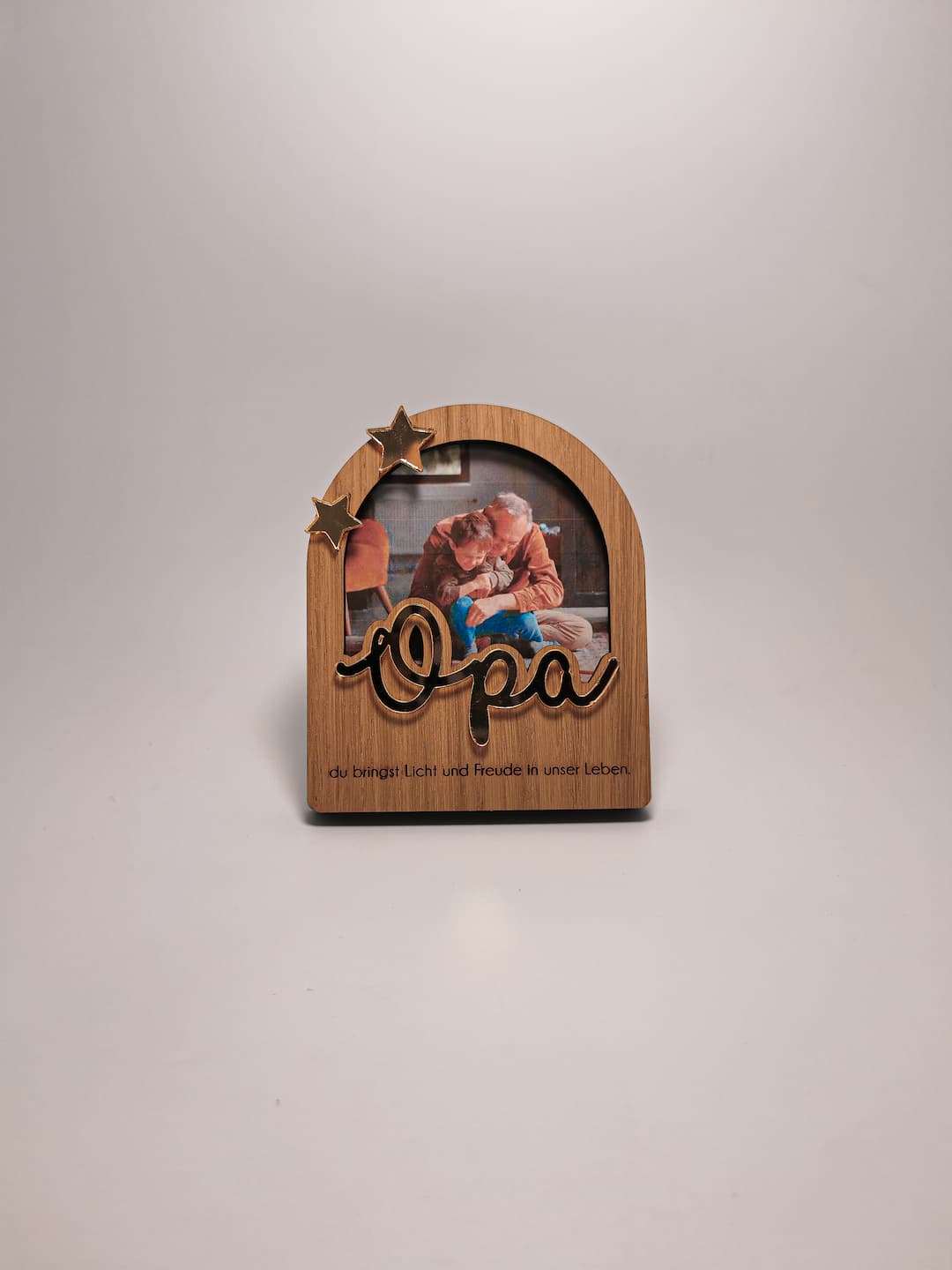 Personalisierbares Opa Geschenkset: Sternmotiv-Holzrahmen mit Gravur plus Mini-Rahmen für Fotos.