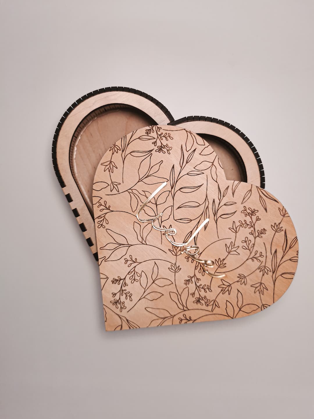 Detailaufnahme des aufklappbaren Buch-Bilderrahmens für Paare, ideal für Fotos und persönliche Botschaften.