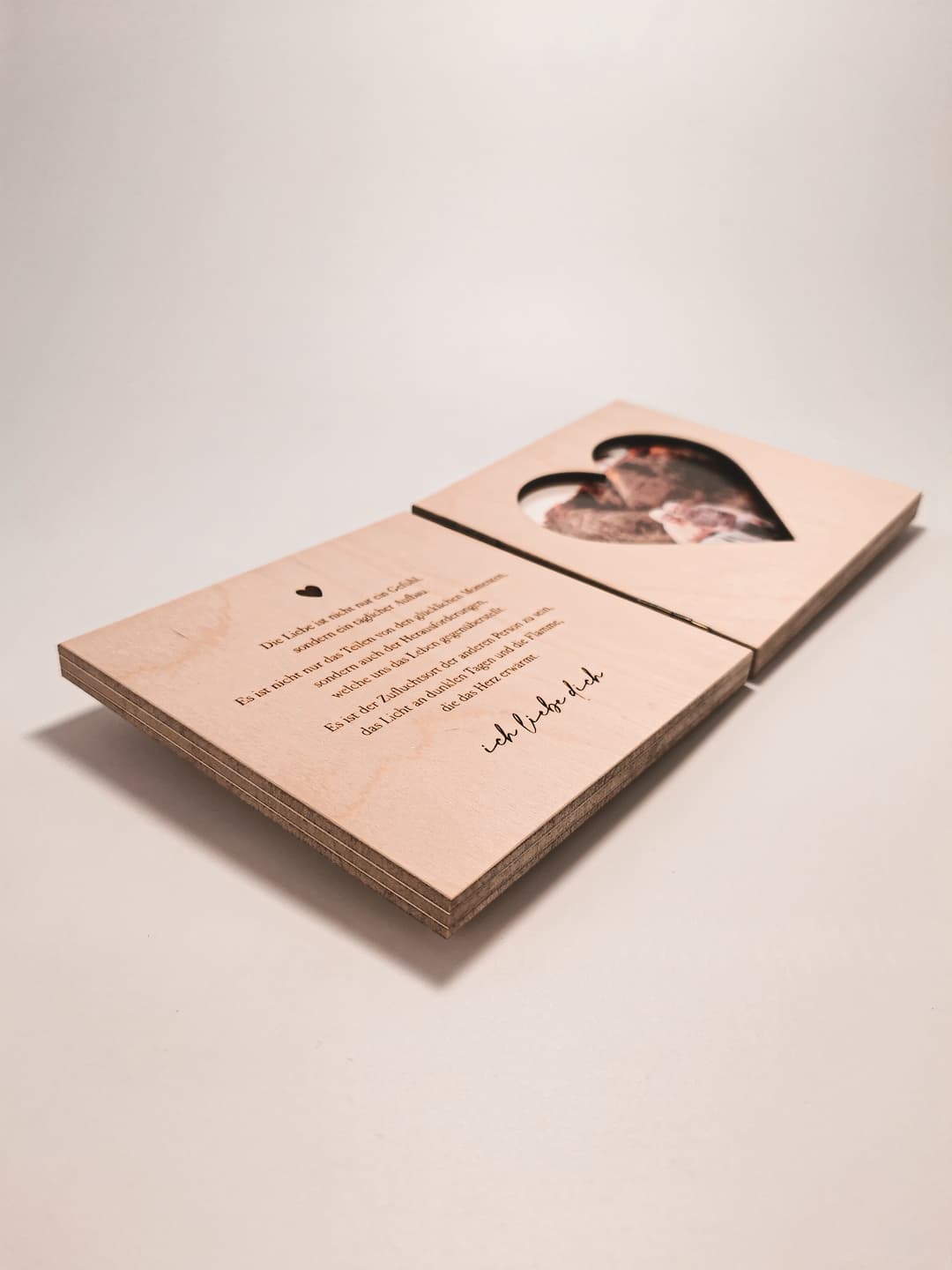 Komplettes Set: Buch-Bilderrahmen, gravierte Holzbox und Duftkerze – liebevolle Geschenkidee für Paare.