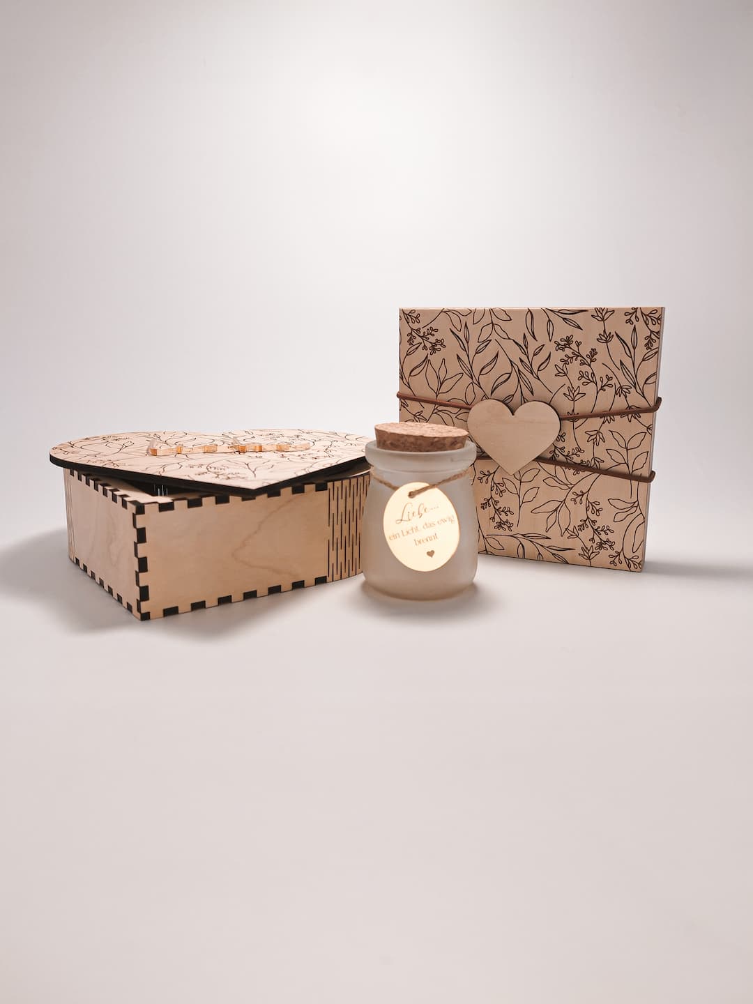 Nahaufnahme der Duftkerze und Holzbox „Liebe“ im harmonischen Naturholzstil.