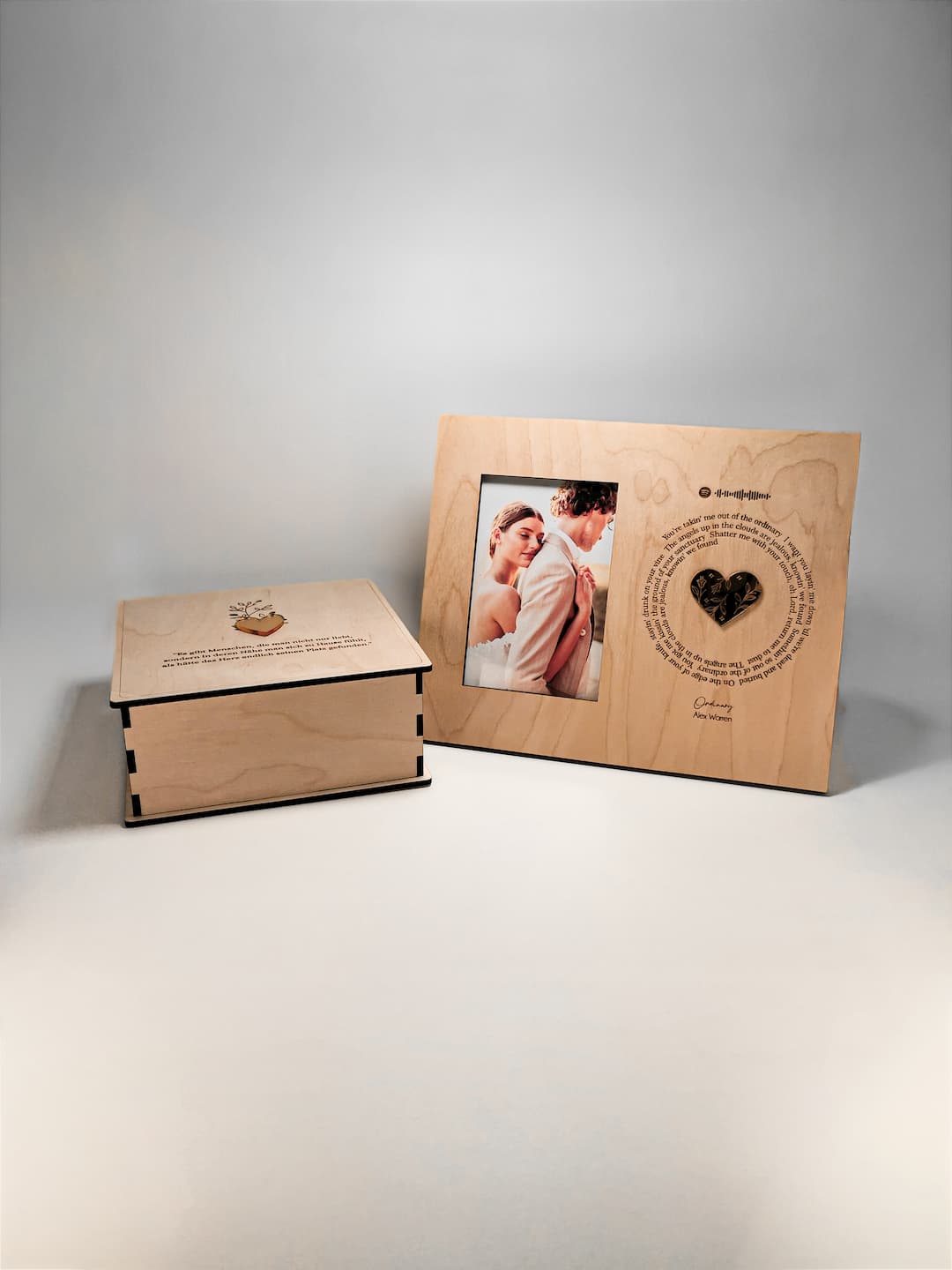 Detailaufnahme des Spotify-Holzrahmens mit individuell wählbarem Song und Foto – romantisches Geschenk für Paare.
