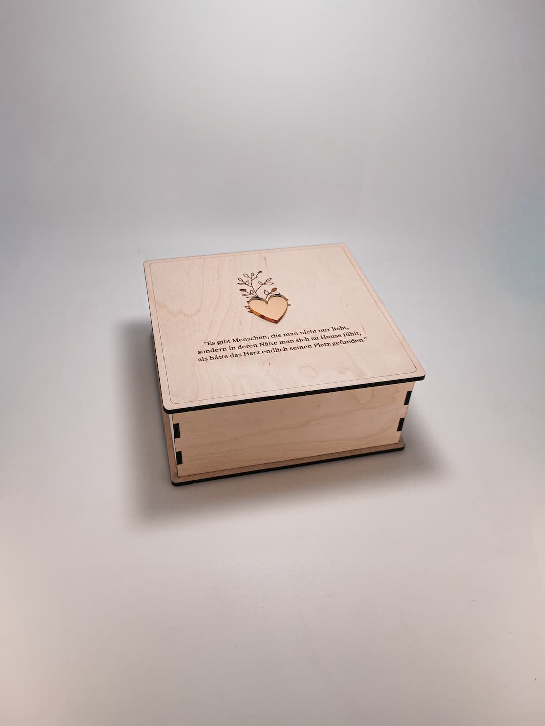 Holz-Erinnerungswürfel für Paare mit Platz für mehrere Fotos, ideal zur Darstellung gemeinsamer Momente.