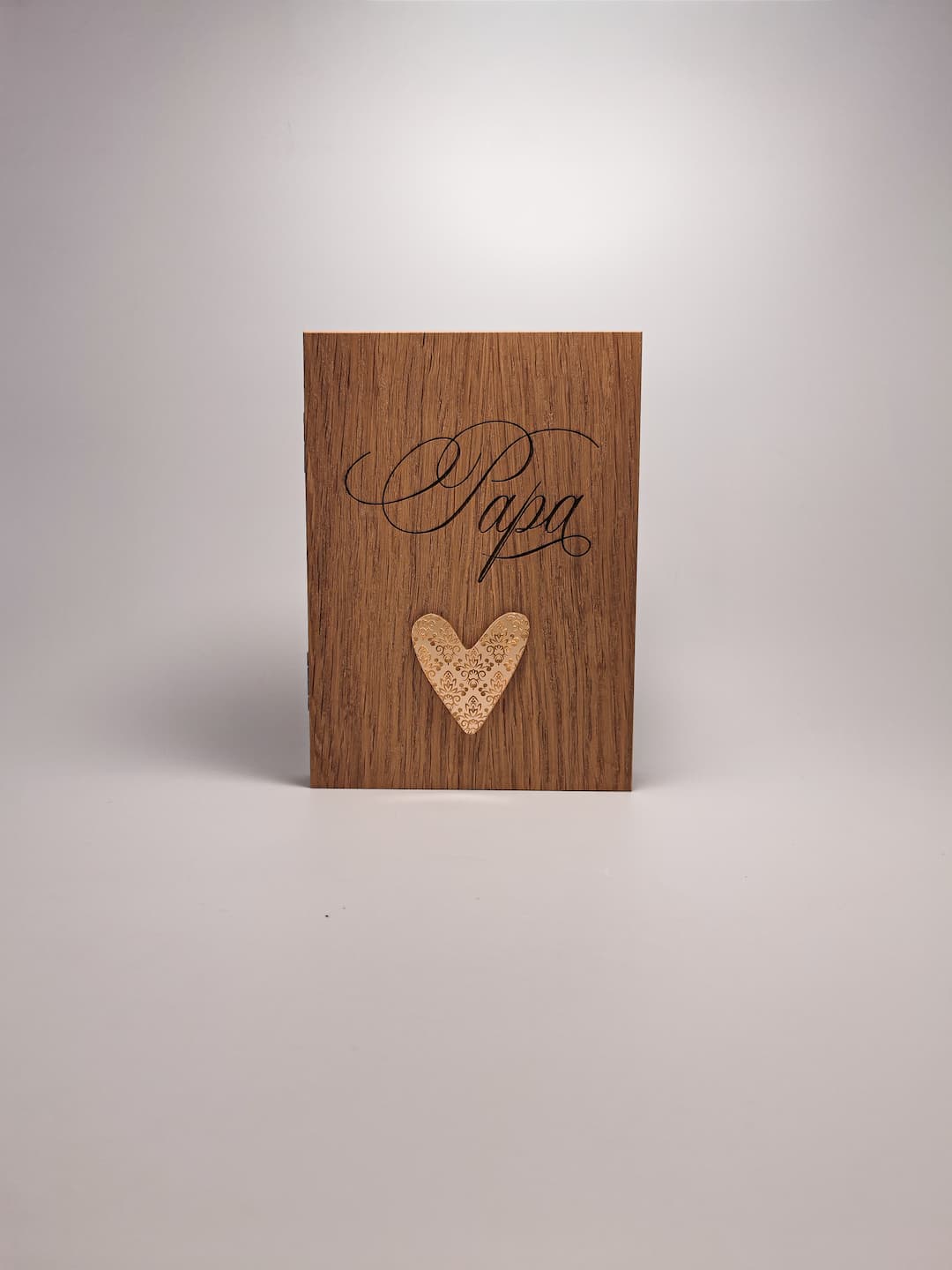 Detailaufnahme des gravierten Holzrahmens für Papa, ideal für Fotos und persönliche Botschaften.