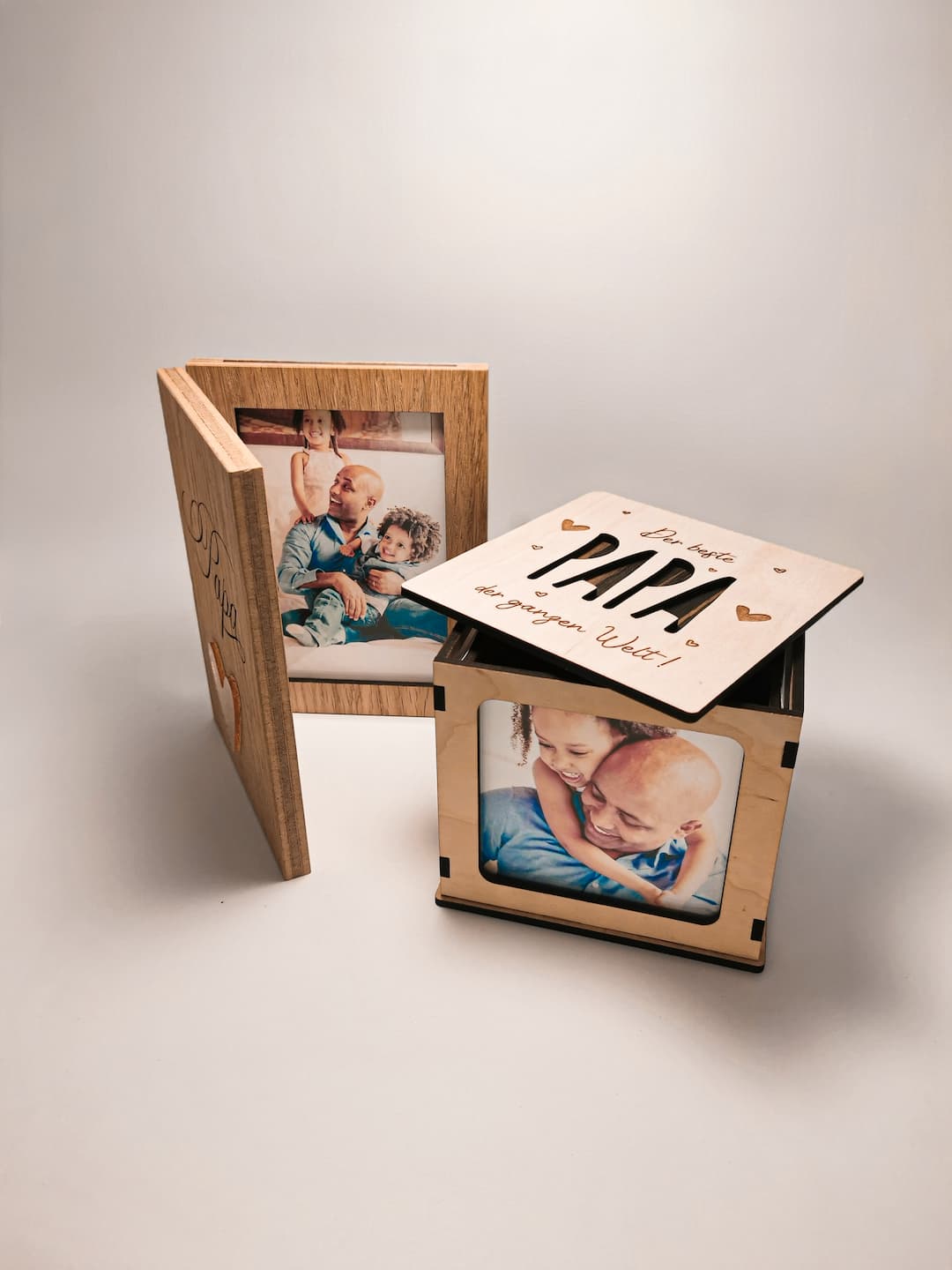 Nahaufnahme des personalisierten Erinnerungswürfels, perfekt kombiniert mit dem Holz-Bilderrahmen für Papa.