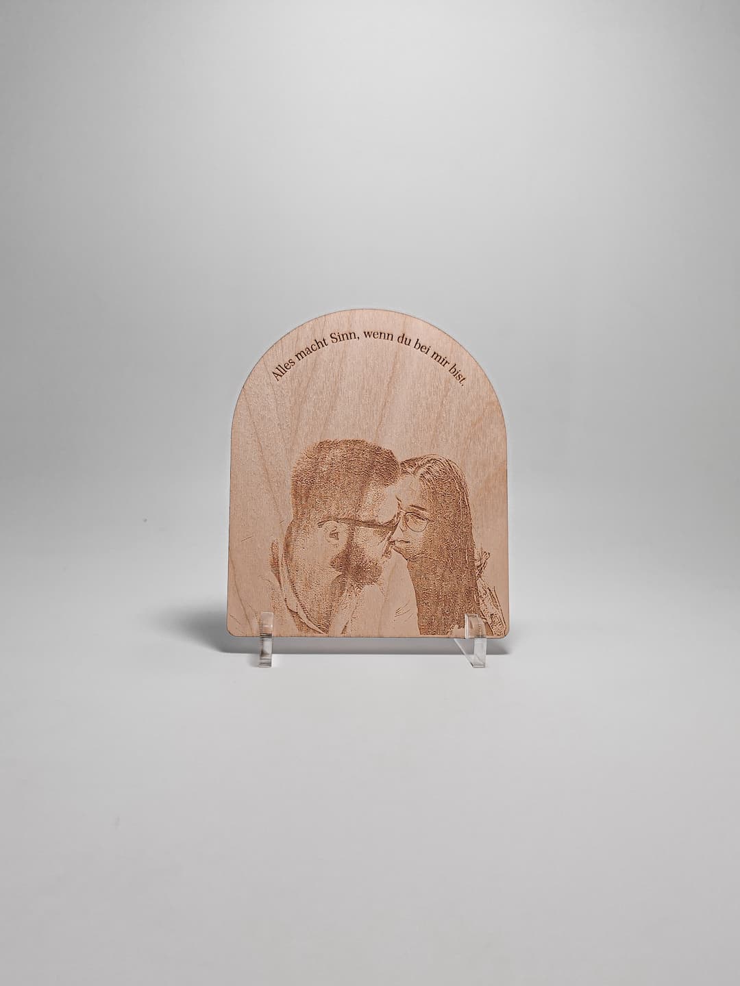 Komplettes Erinnerungs-Set: Doppelter Holzrahmen neben gravierter Fotoplatte für einzigartige Momente.