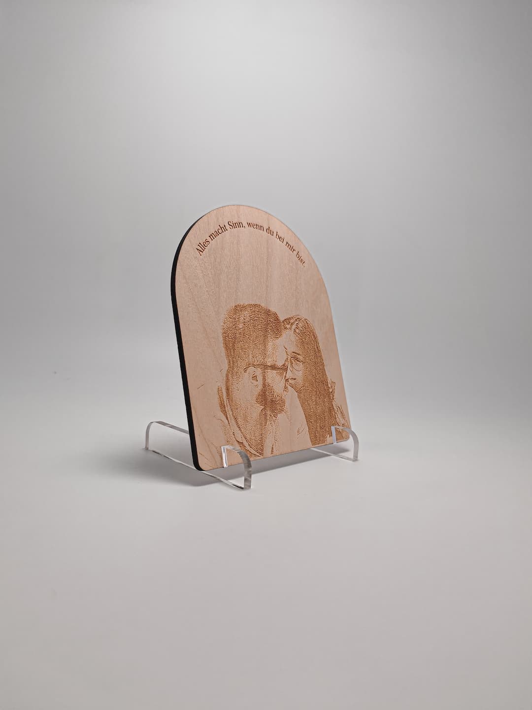 Nahaufnahme der Fotogravur mit feinen Details, passend zum doppelseitigen Holzrahmen.