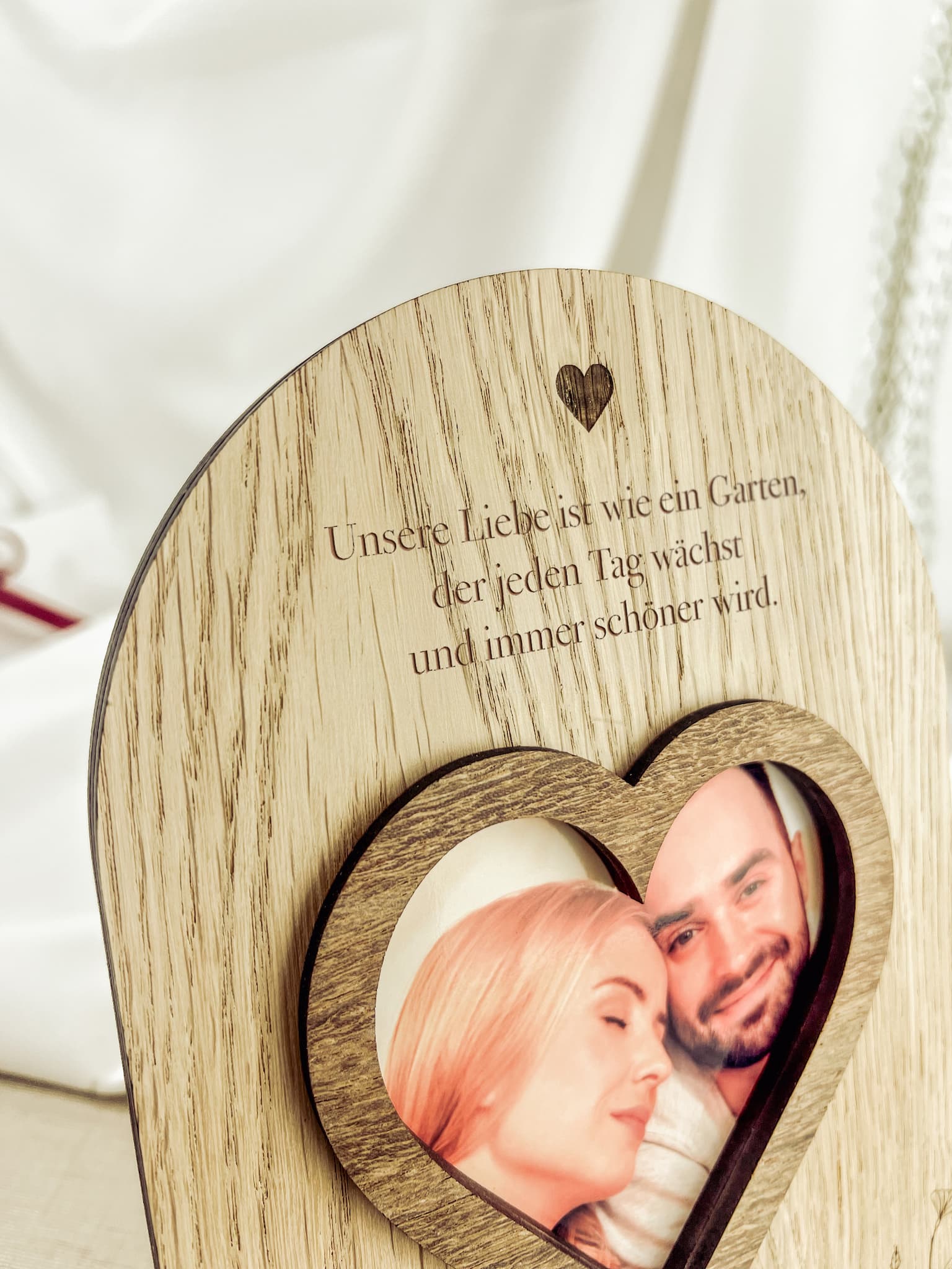 Herz-Bilderrahmen mit personalisierbarer Gravur – Einzigartiges Geschenk für Paare