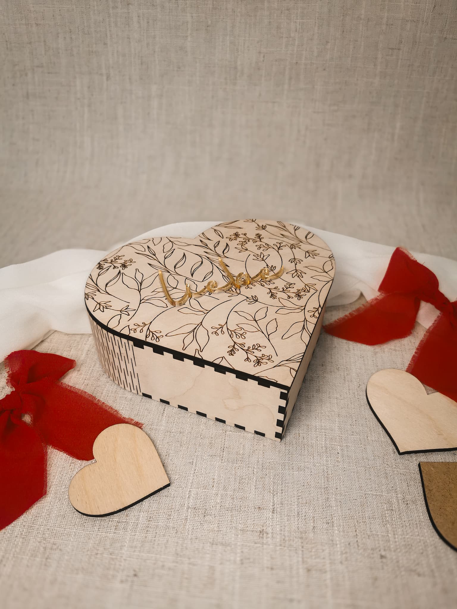 Holzbox mit eingraviertem Blumenmuster – Die perfekte Geschenkidee für Valentinstag