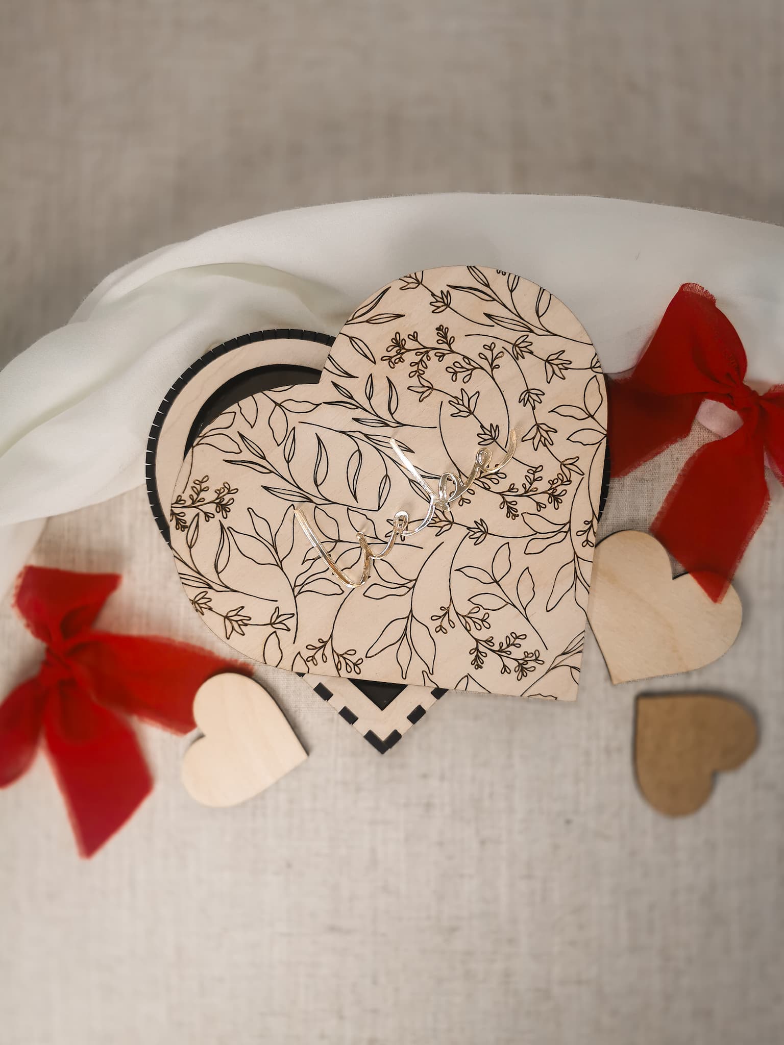 Holzbox mit eingraviertem Blumenmuster – Die perfekte Geschenkidee für Valentinstag