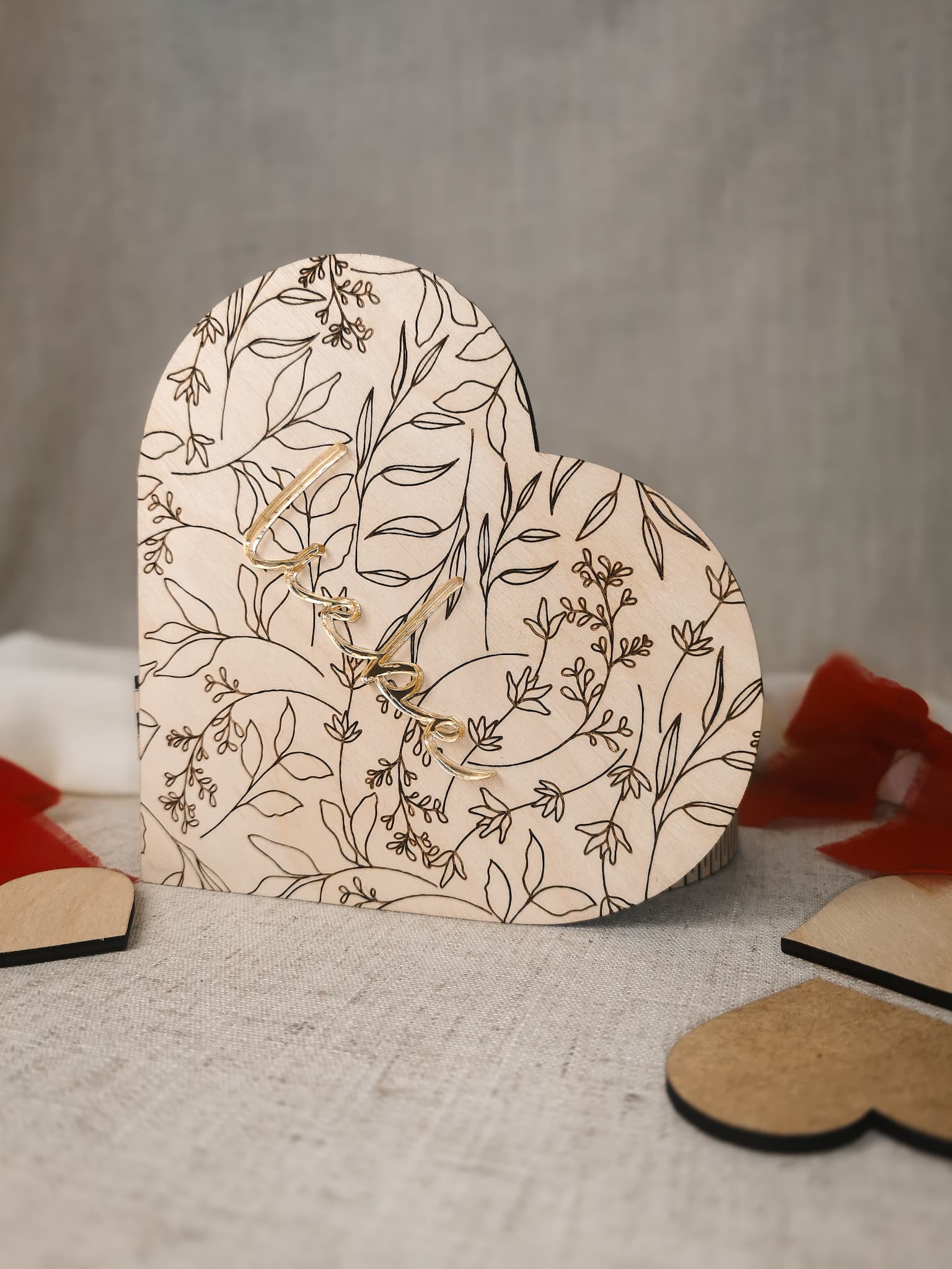Holzbox mit eingraviertem Blumenmuster – Die perfekte Geschenkidee für Valentinstag
