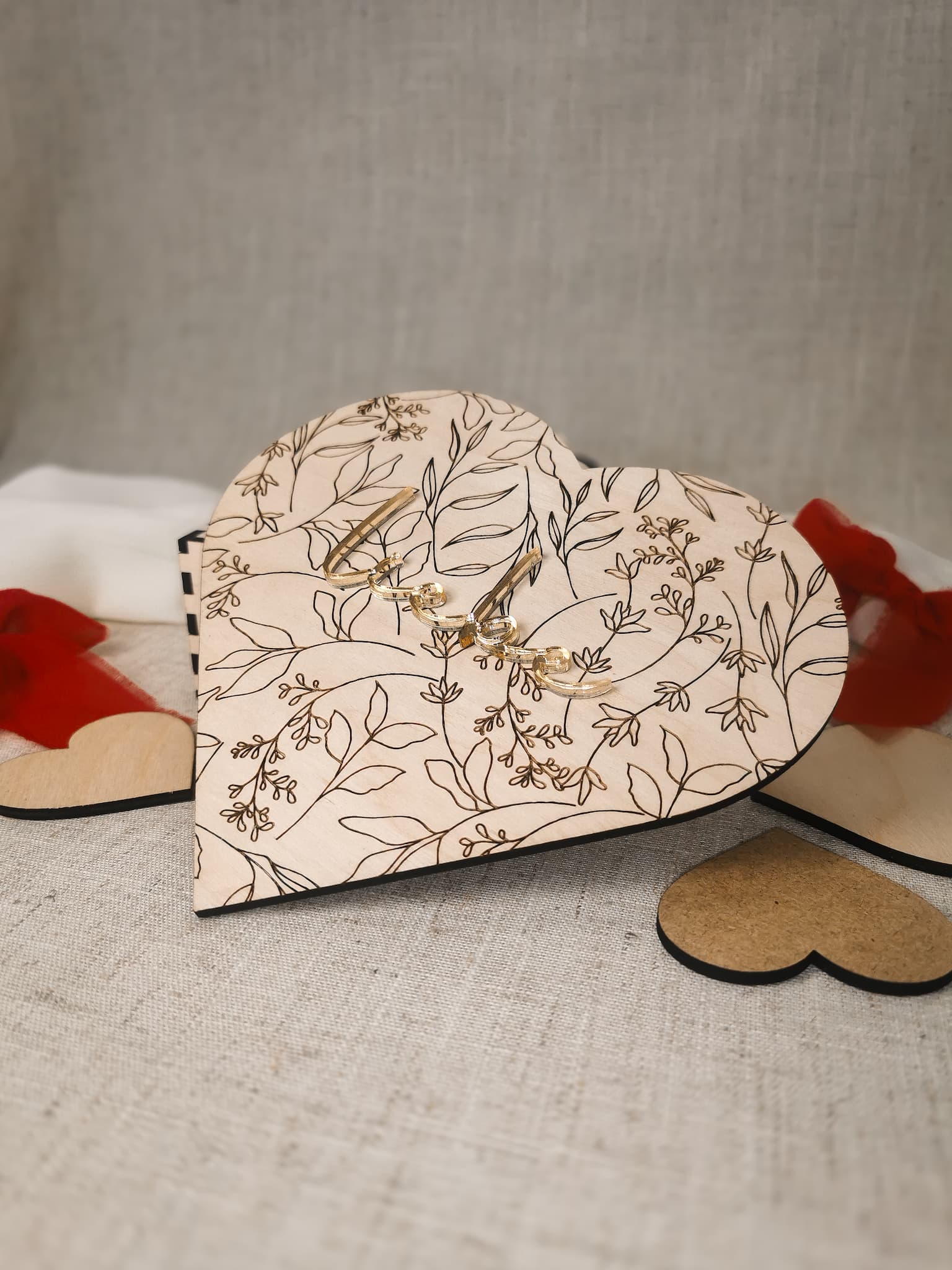 Holzbox mit eingraviertem Blumenmuster – Die perfekte Geschenkidee für Valentinstag