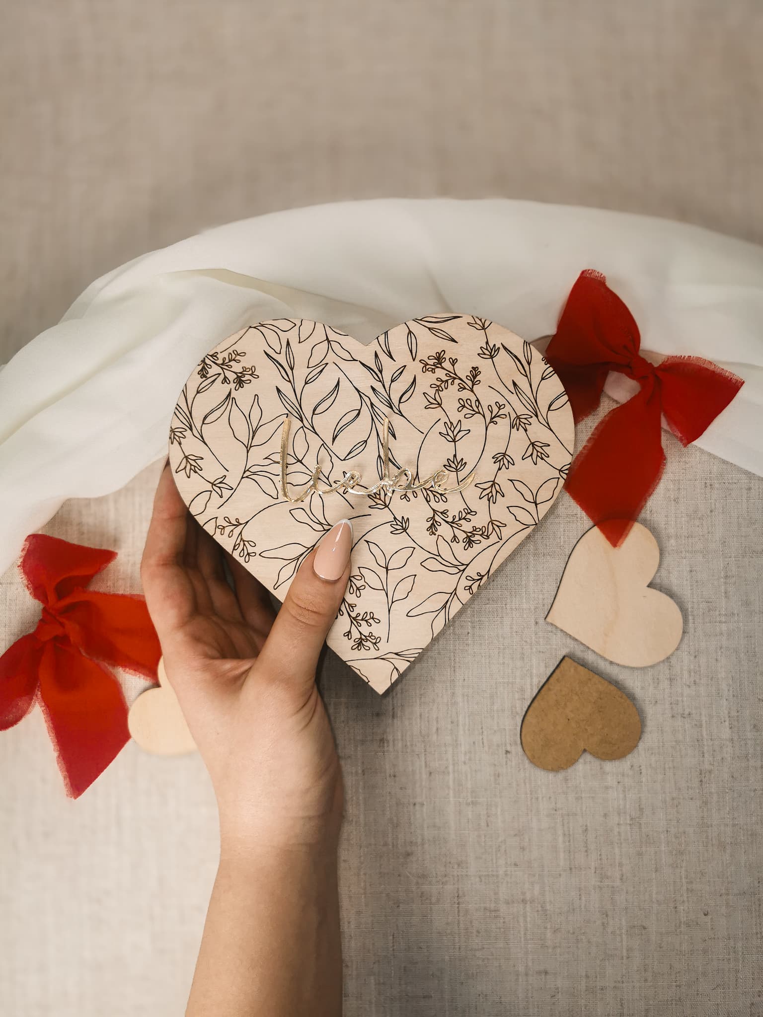 Holzbox mit eingraviertem Blumenmuster – Die perfekte Geschenkidee für Valentinstag