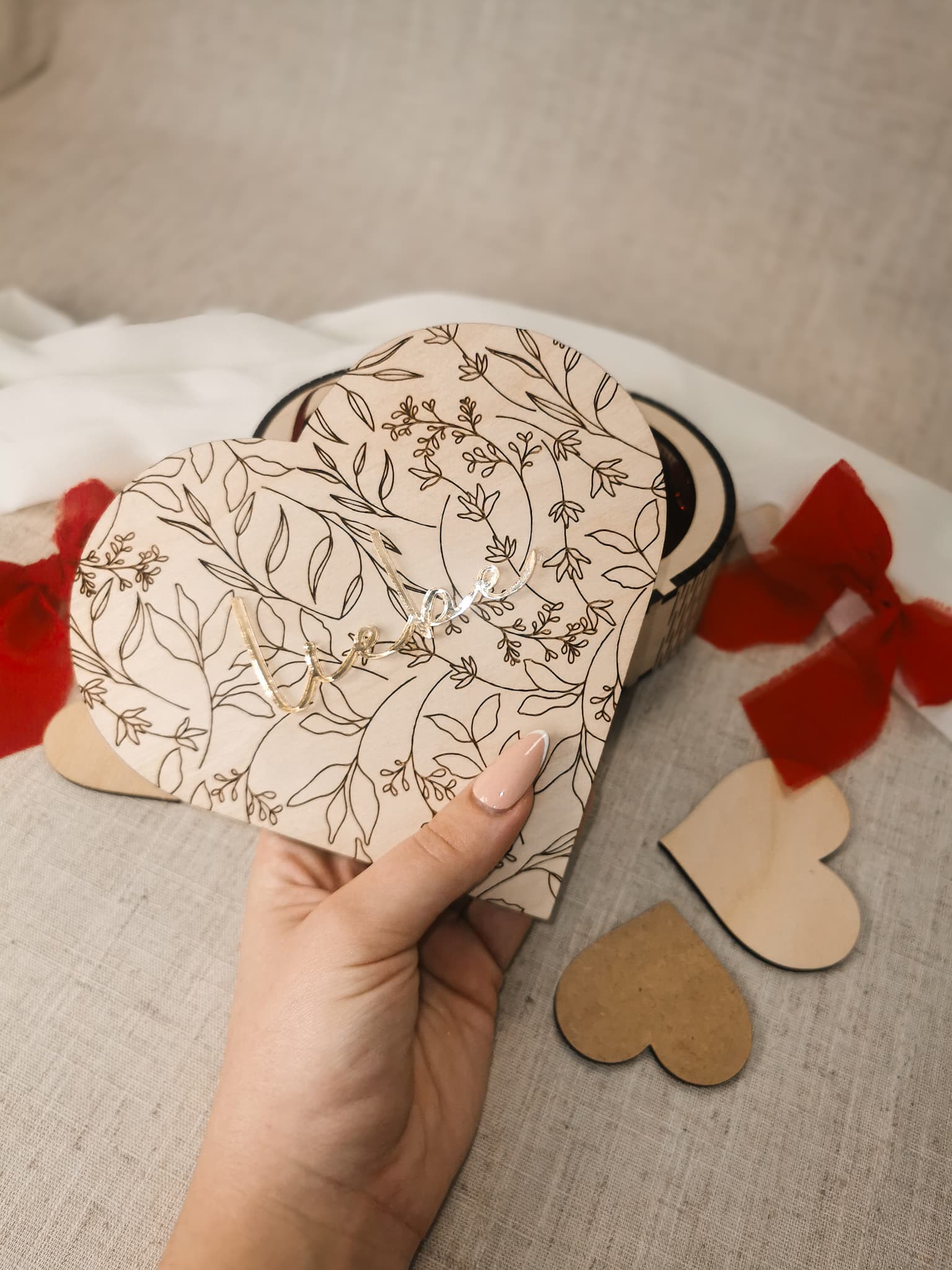 Holzbox mit eingraviertem Blumenmuster – Die perfekte Geschenkidee für Valentinstag