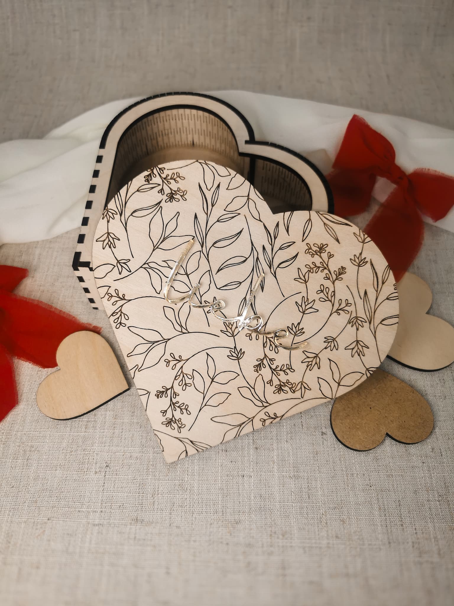 Holzbox mit eingraviertem Blumenmuster – Die perfekte Geschenkidee für Valentinstag