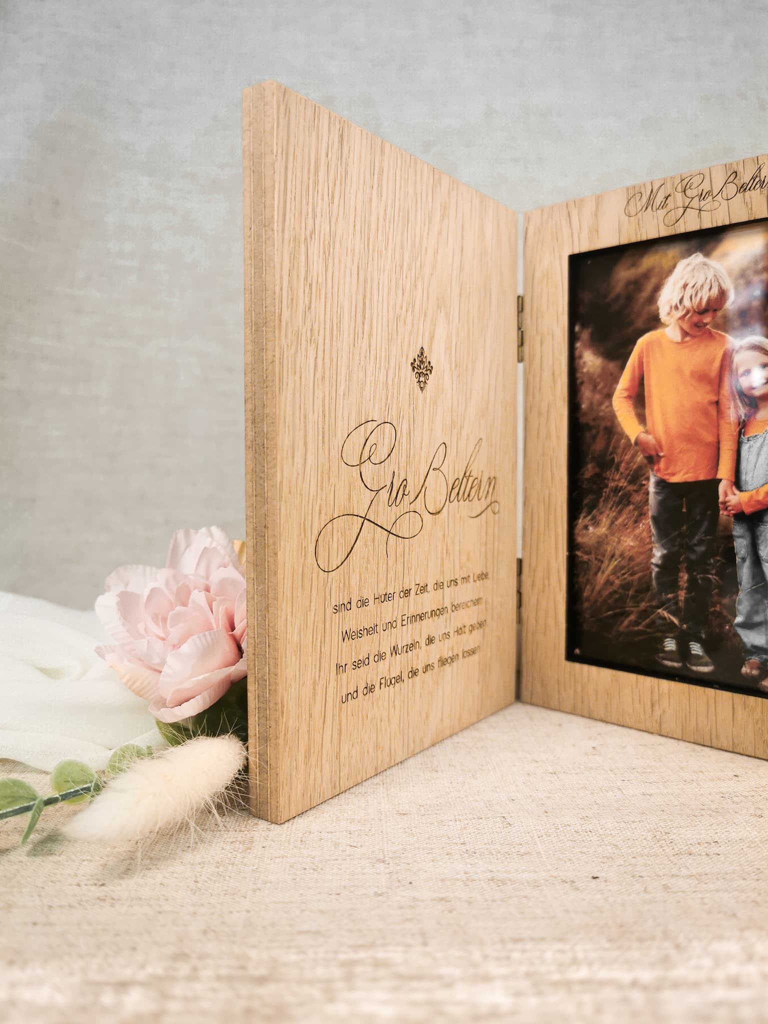 Klappbarer Bilderrahmen aus Eiche für Großeltern mit drei Fotoplätzen
