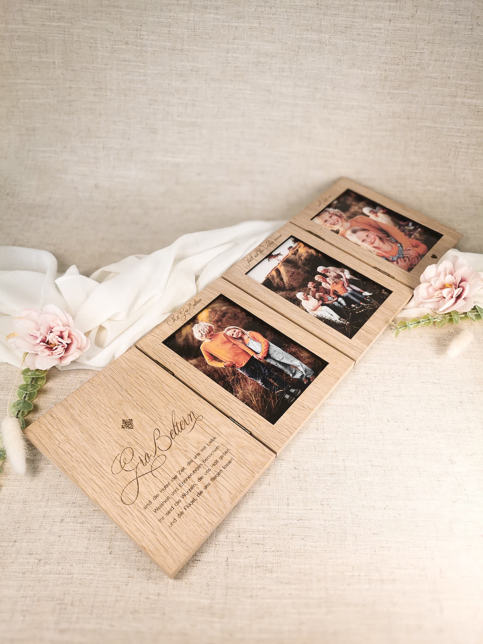 Bilderrahmen geöffnet mit Fotos – liebevolles Geschenk für Oma und Opa