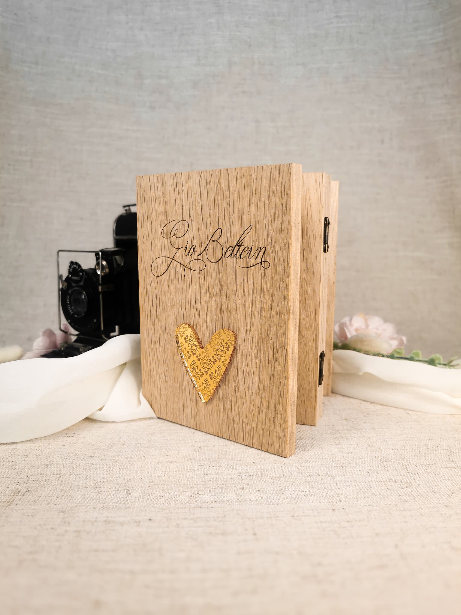 Zusammengeklappter Eichenholz-Bilderrahmen mit Gravur – Geschenk für die Familie