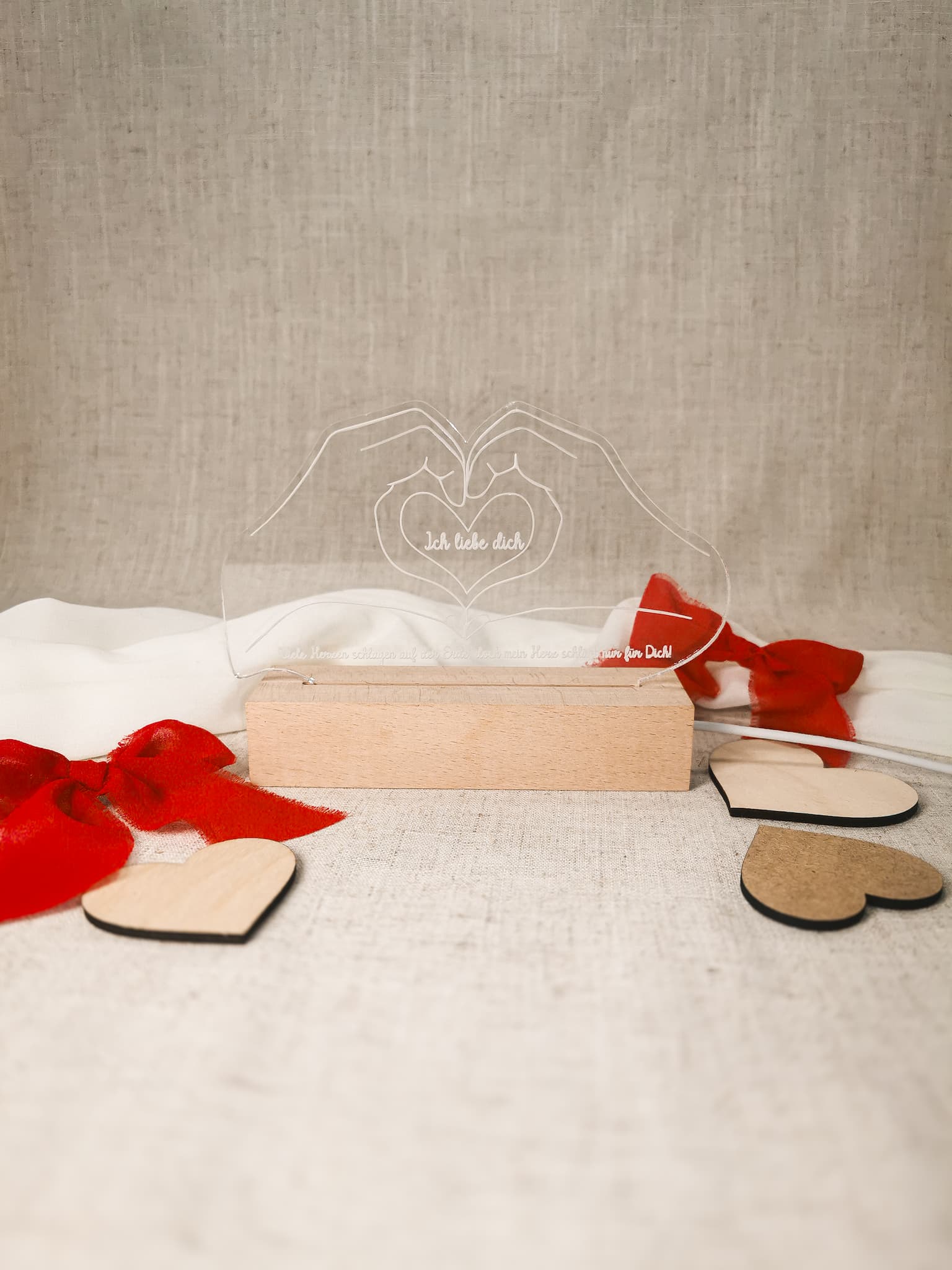 Lampe im Handherzformat aus Acryl mit Holzbasis – Perfektes Valentinstagsgeschenk