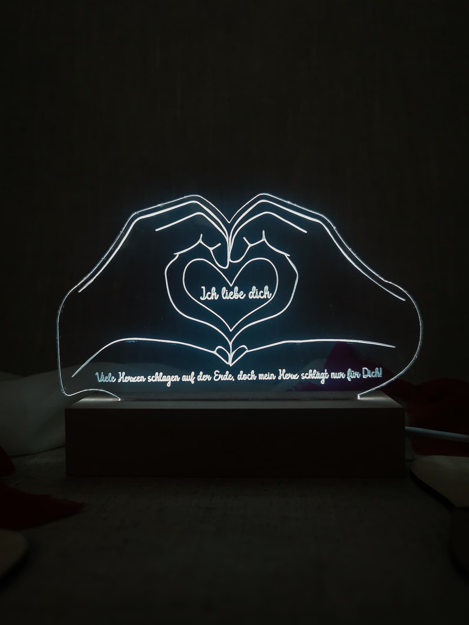 Lampe im Handherzformat aus Acryl mit Holzbasis – Perfektes Valentinstagsgeschenk