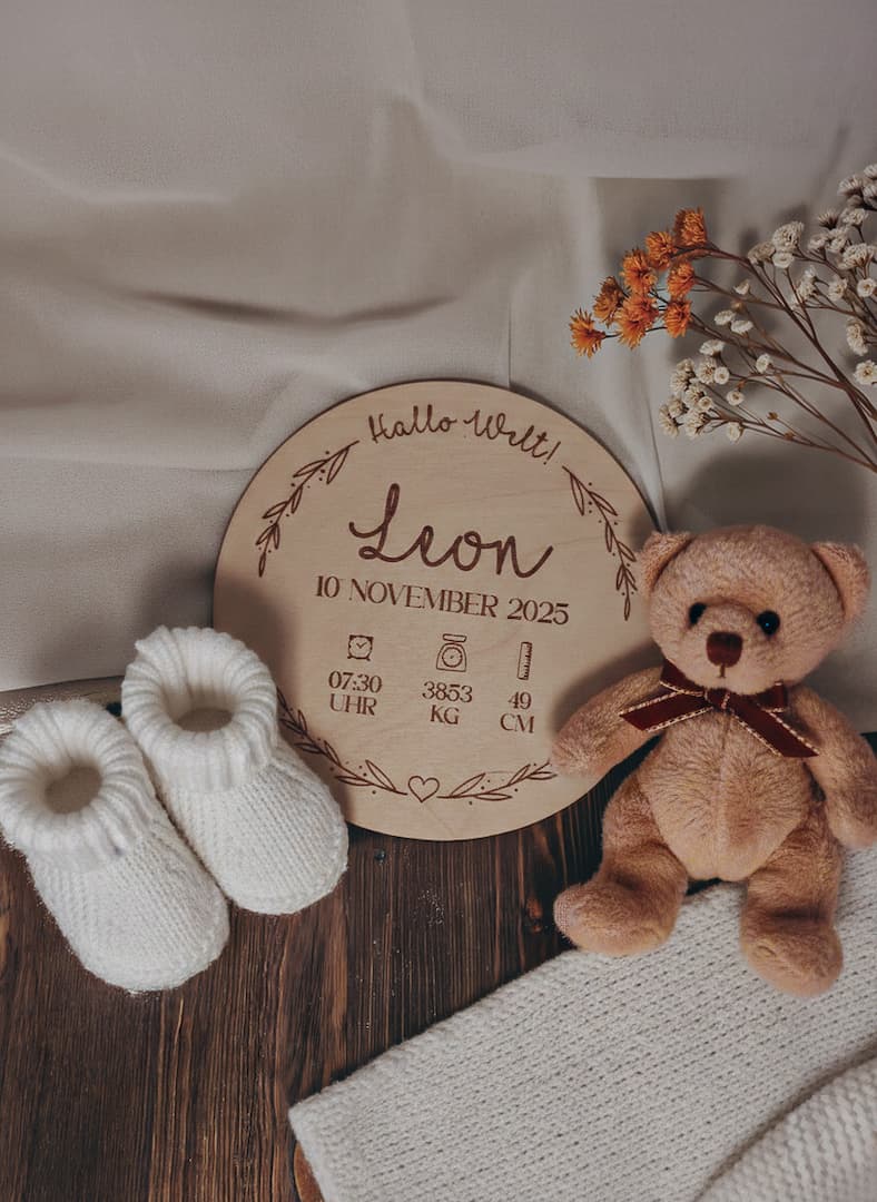 Große 15-cm-Scheibe mit Name und Geburtsdaten, Meilensteinkarten Holz Set personalisiert, frontal