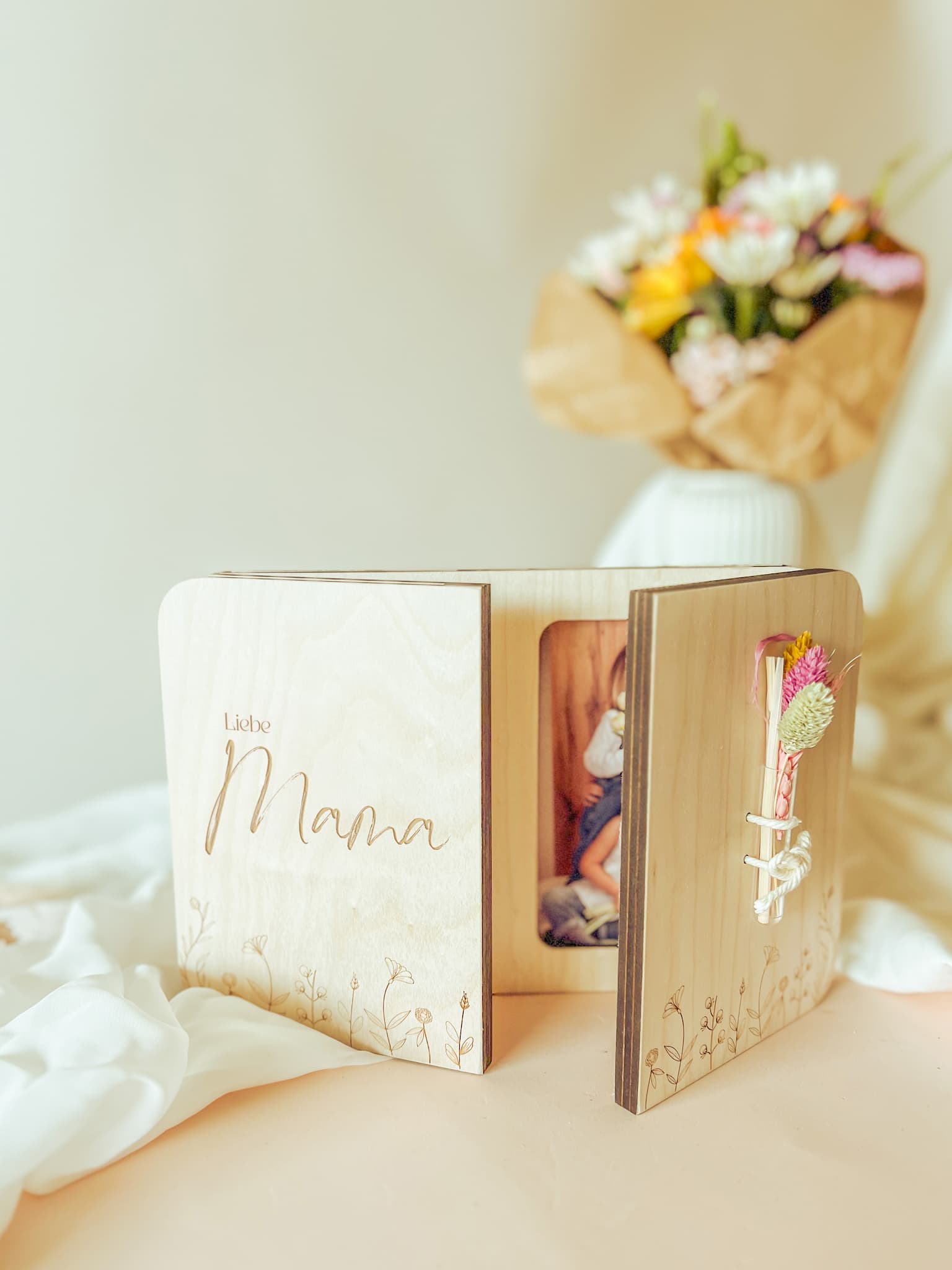 Fotogeschenk für Mama Geburtstag mit Gravur und Trockenblumen