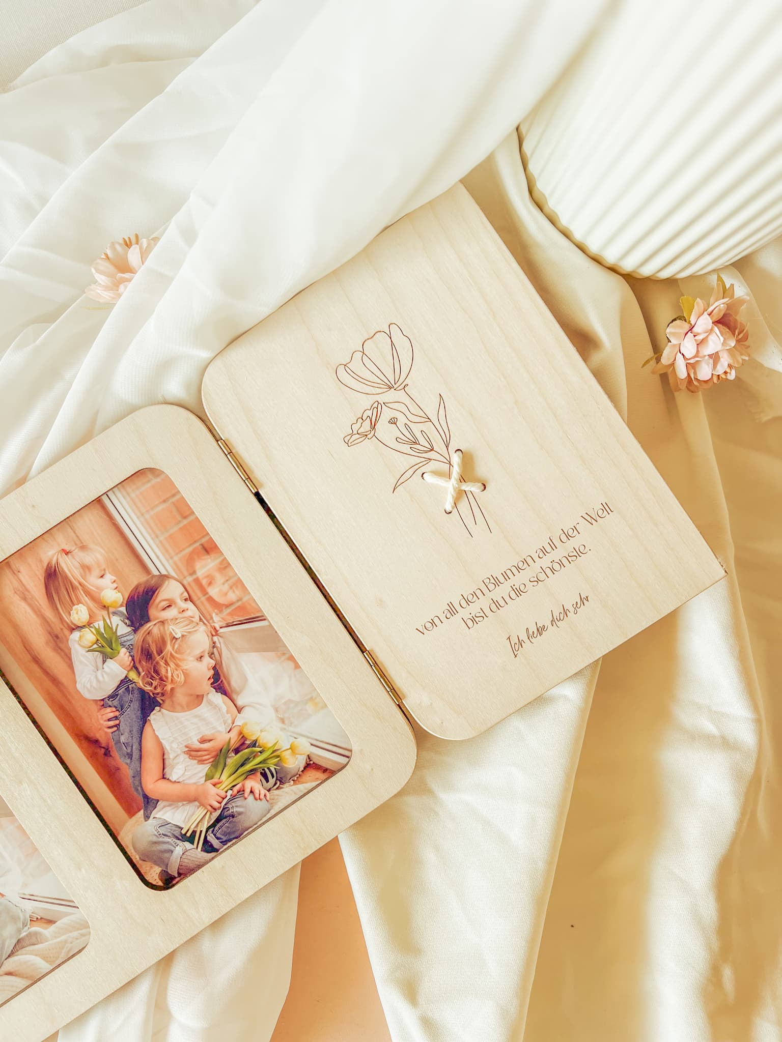 leganter Bilderrahmen mit drei Fotos & Gravur – Geschenkidee für Mama