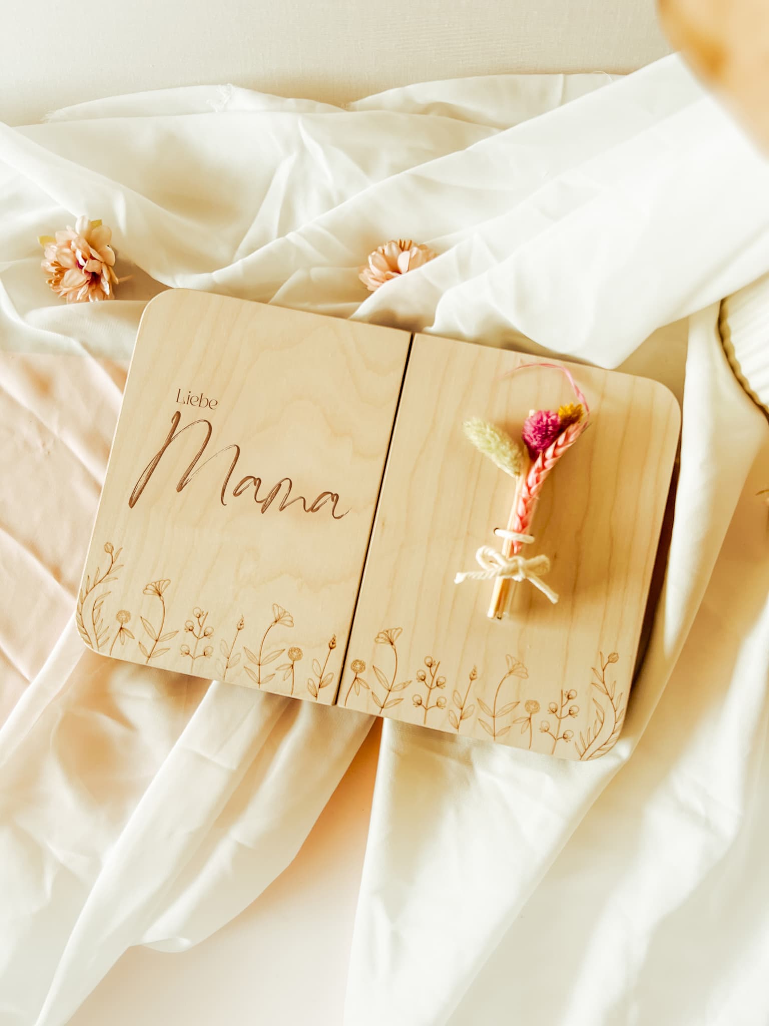 Personalisierter Holz-Bilderrahmen mit Gravur und Trockenblumen für Mama