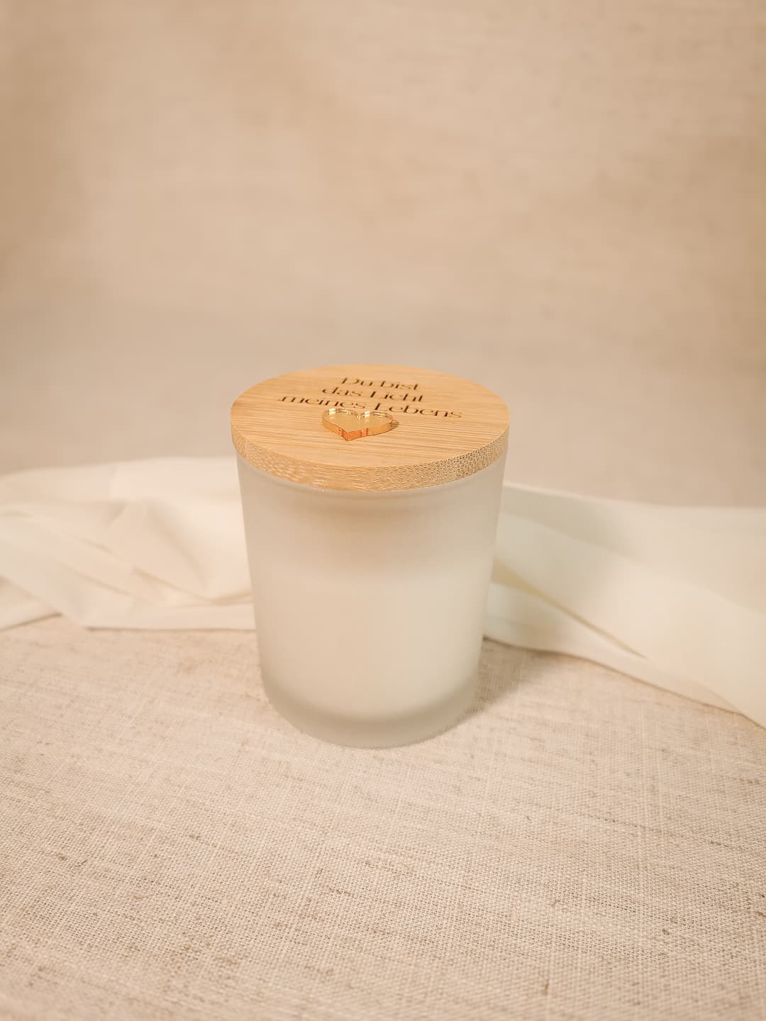 Personalisierte Duftkerze mit Vanilleduft im Einsatz – stimmungsvolles Geschenk und Wohnaccessoire