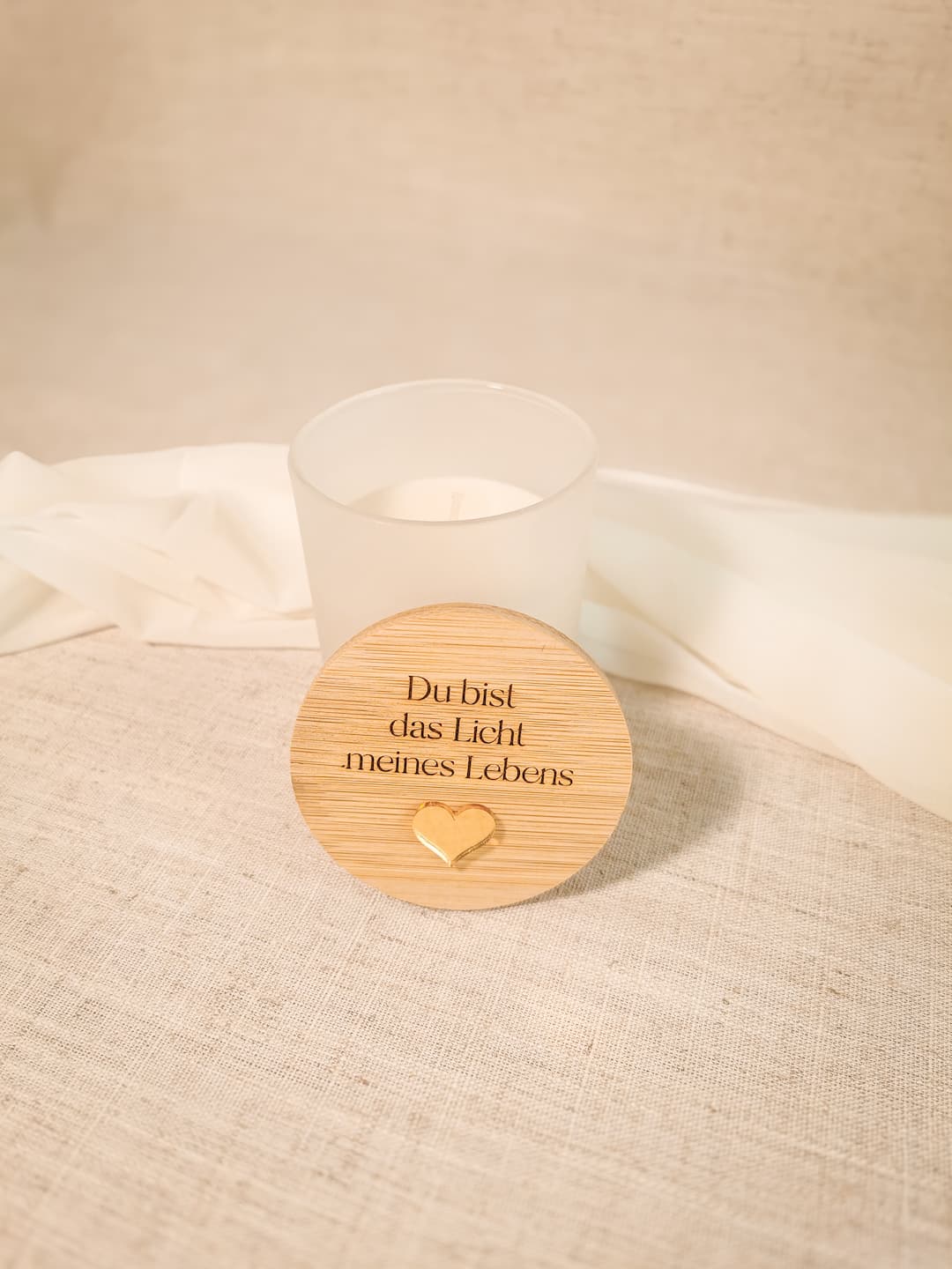 Detailansicht der personalisierten Duftkerze mit goldenem Acrylherz – perfektes Geschenk für Frauen