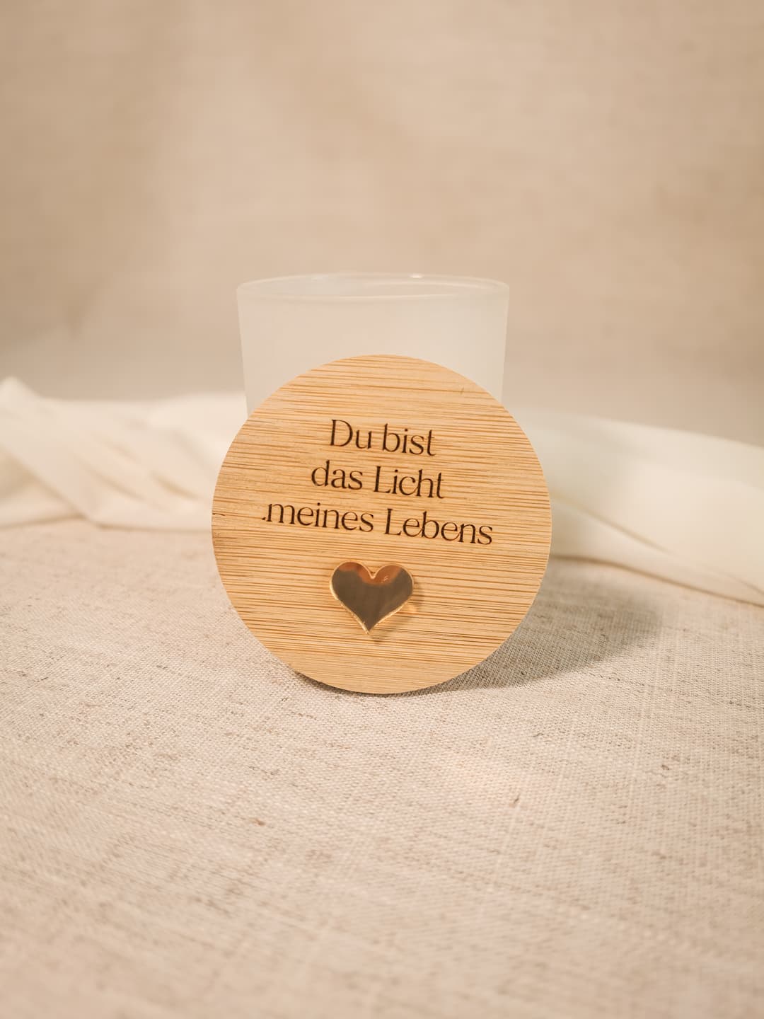 Nachhaltiger Bambusdeckel einer personalisierten Duftkerze – elegantes Design und umweltfreundlich