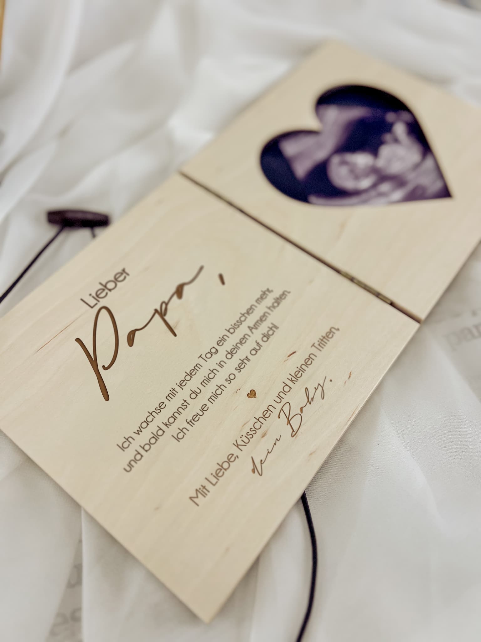 Gravurrahmen aus Holz mit Botschaft zur Schwangerschaftsverkündung