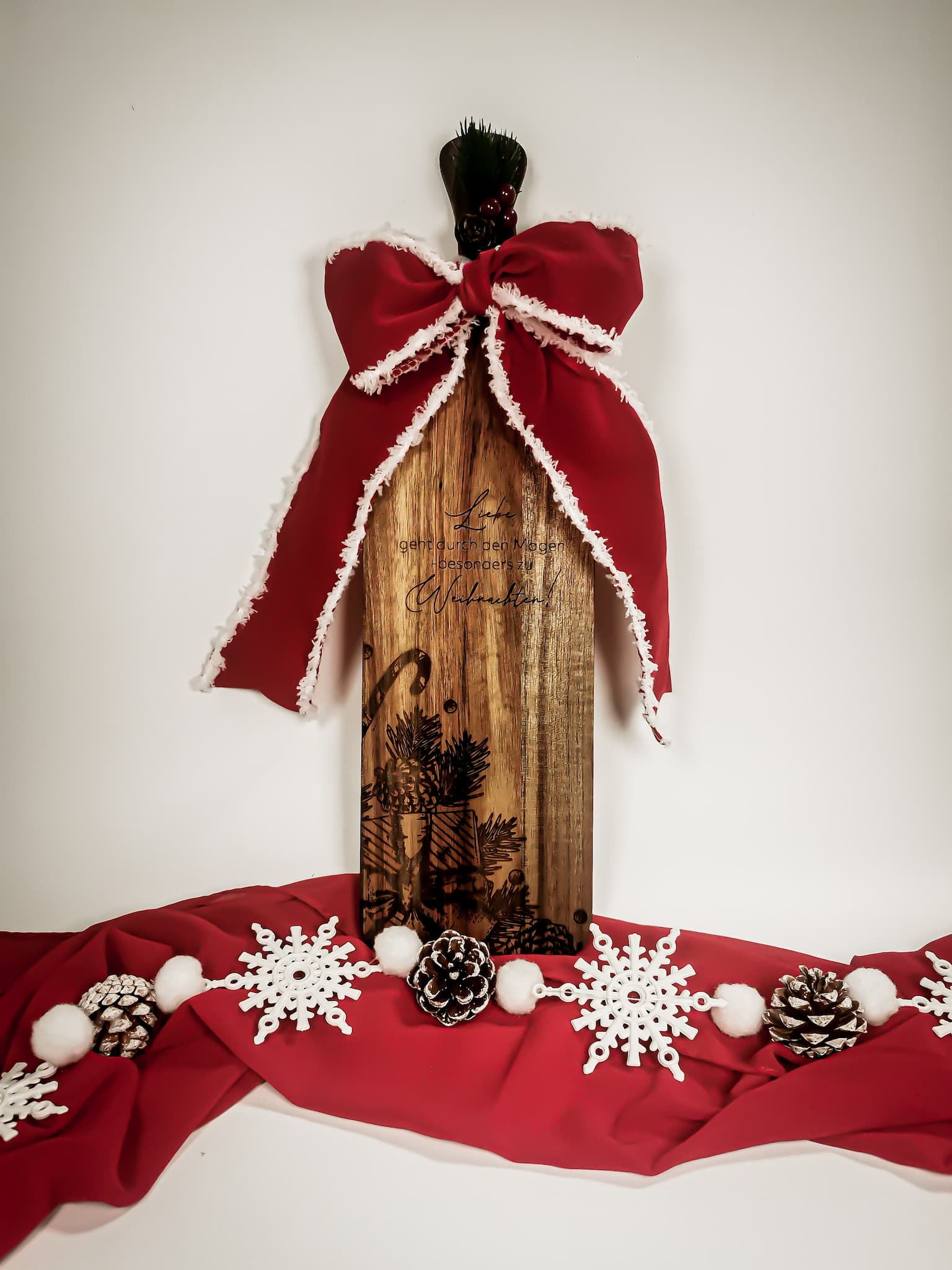 Rustikales Holzbrett mit Gravur – Festliche Weihnachtsdekoration