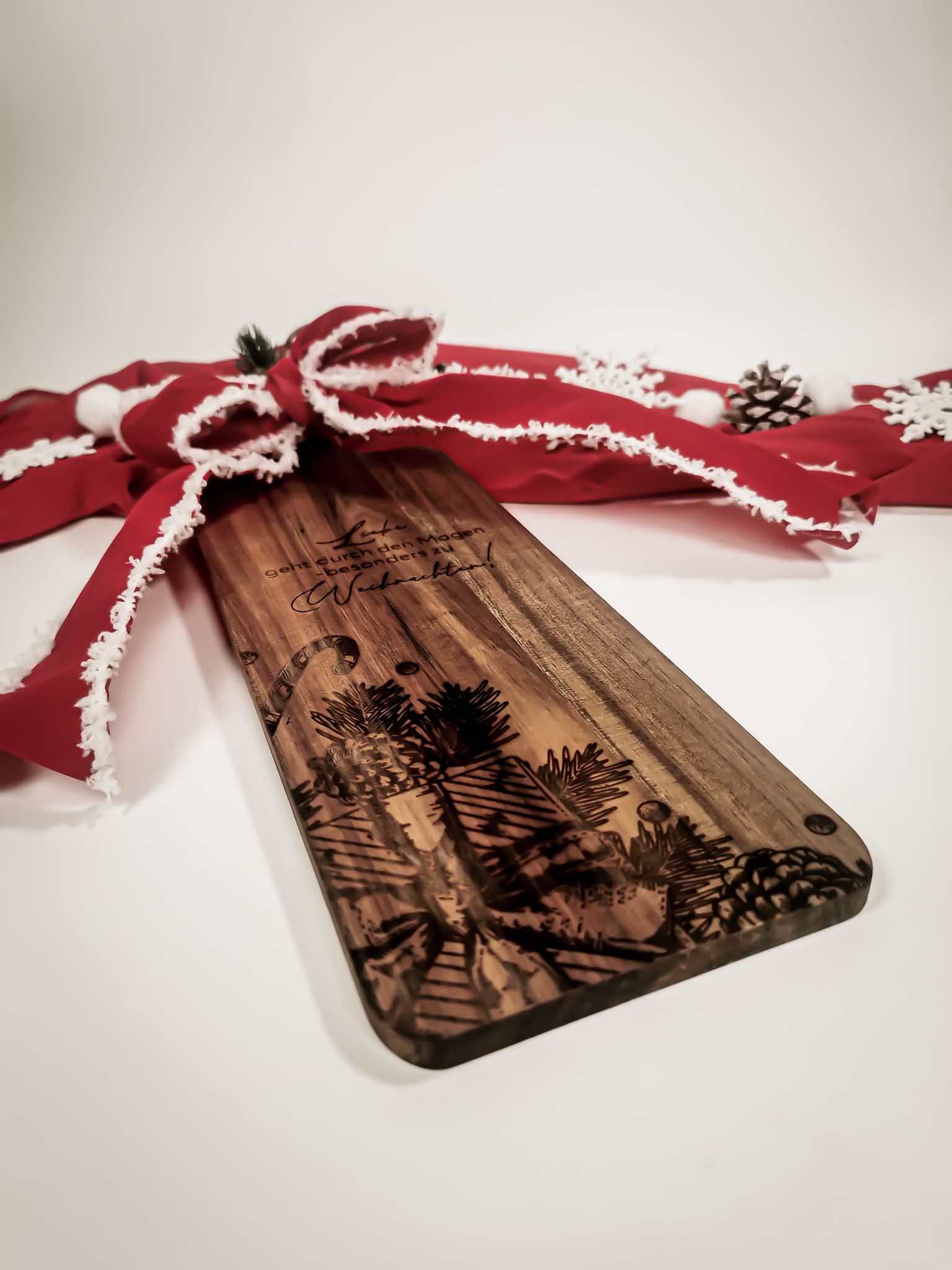 Rustikales Holzbrett mit Gravur – Festliche Weihnachtsdekoration