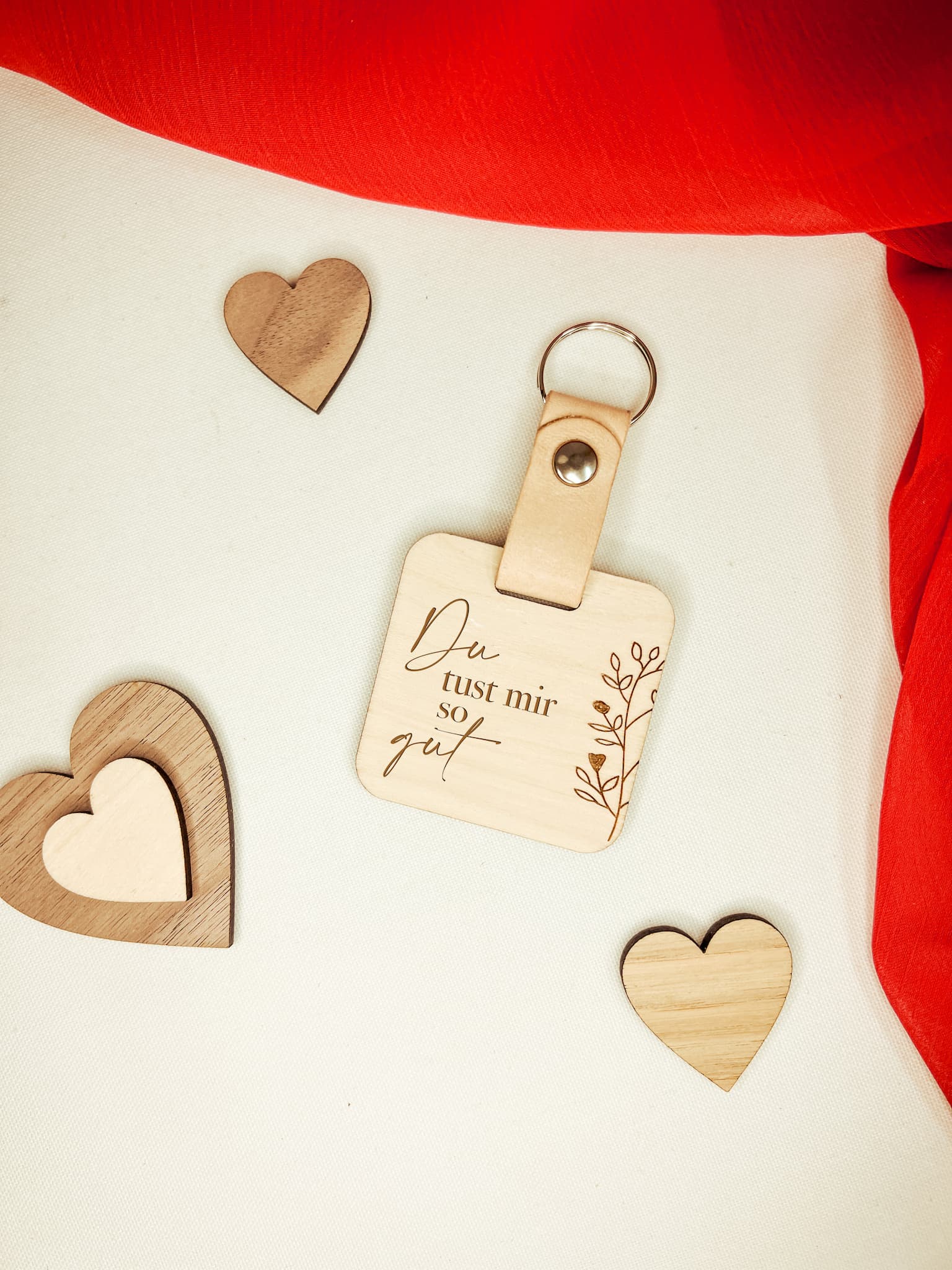 Schlüsselanhänger mit eingraviertem Blumendetail – Ideales Valentinstagsgeschenk