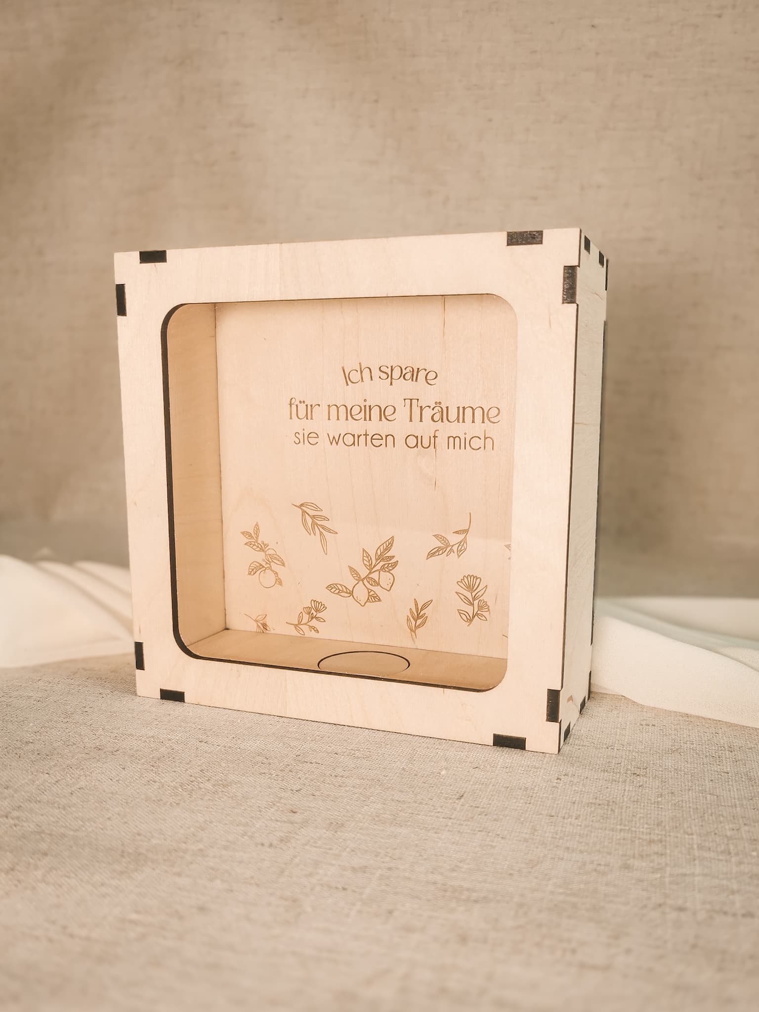 Hochwertige Spardose aus Holz als Geschenkidee mit Gravur