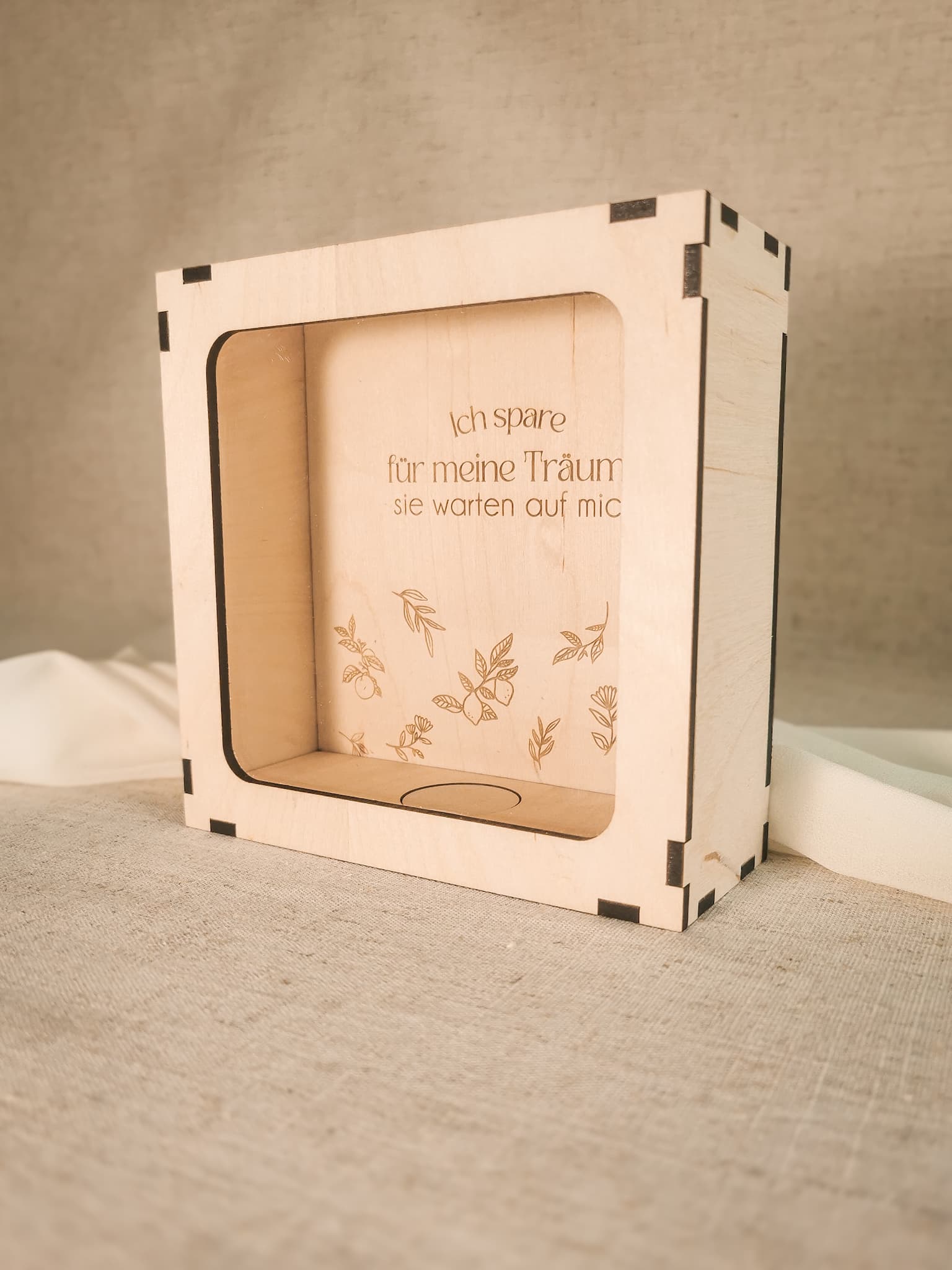 Spardose aus Birkenholz mit Sichtfenster und graviertem Spruch